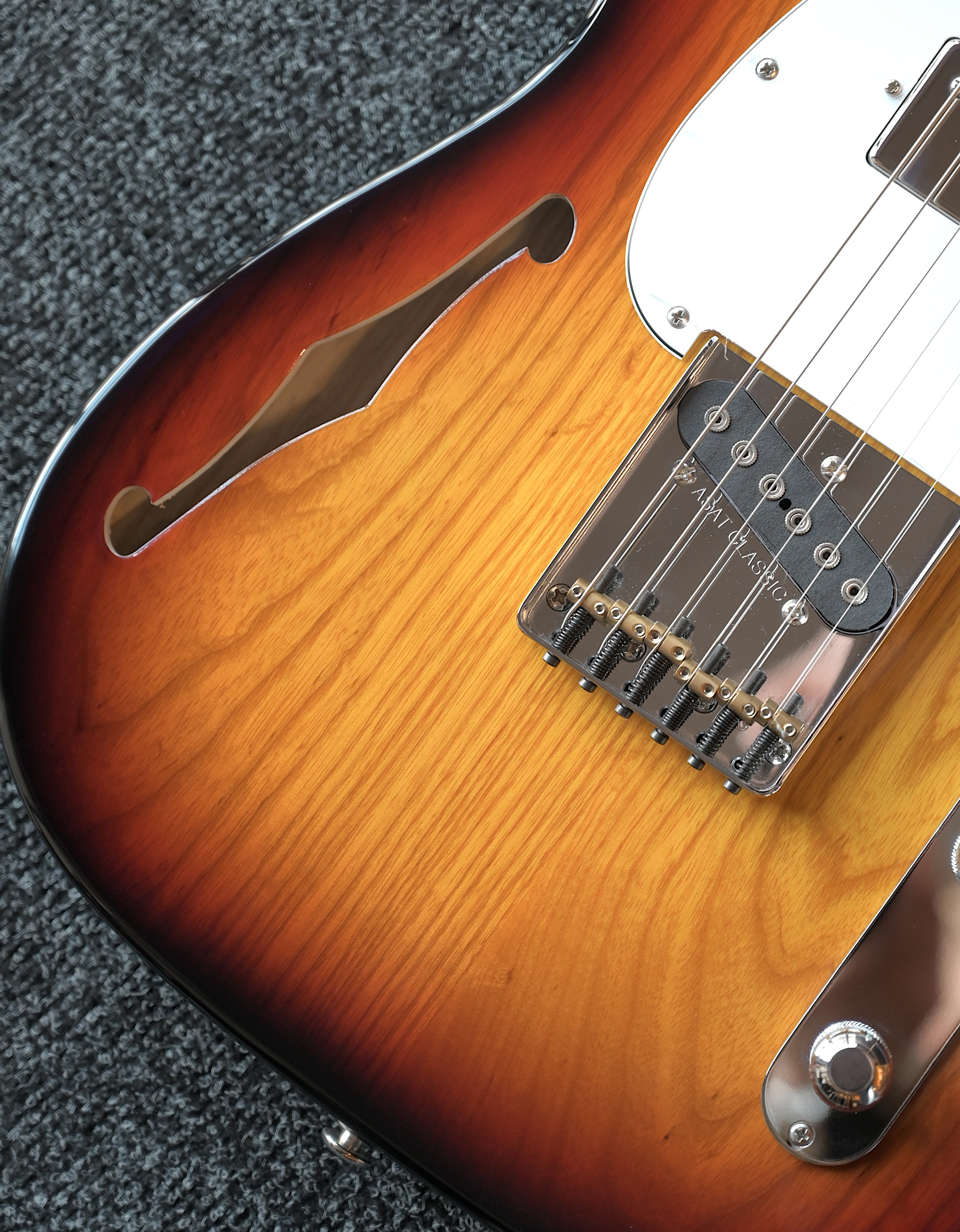 Электрогитара G&L ASAT Classic Bluesboy Semi-Hollow 3-Tone Sunburst MP - купить в "Гитарном Клубе"