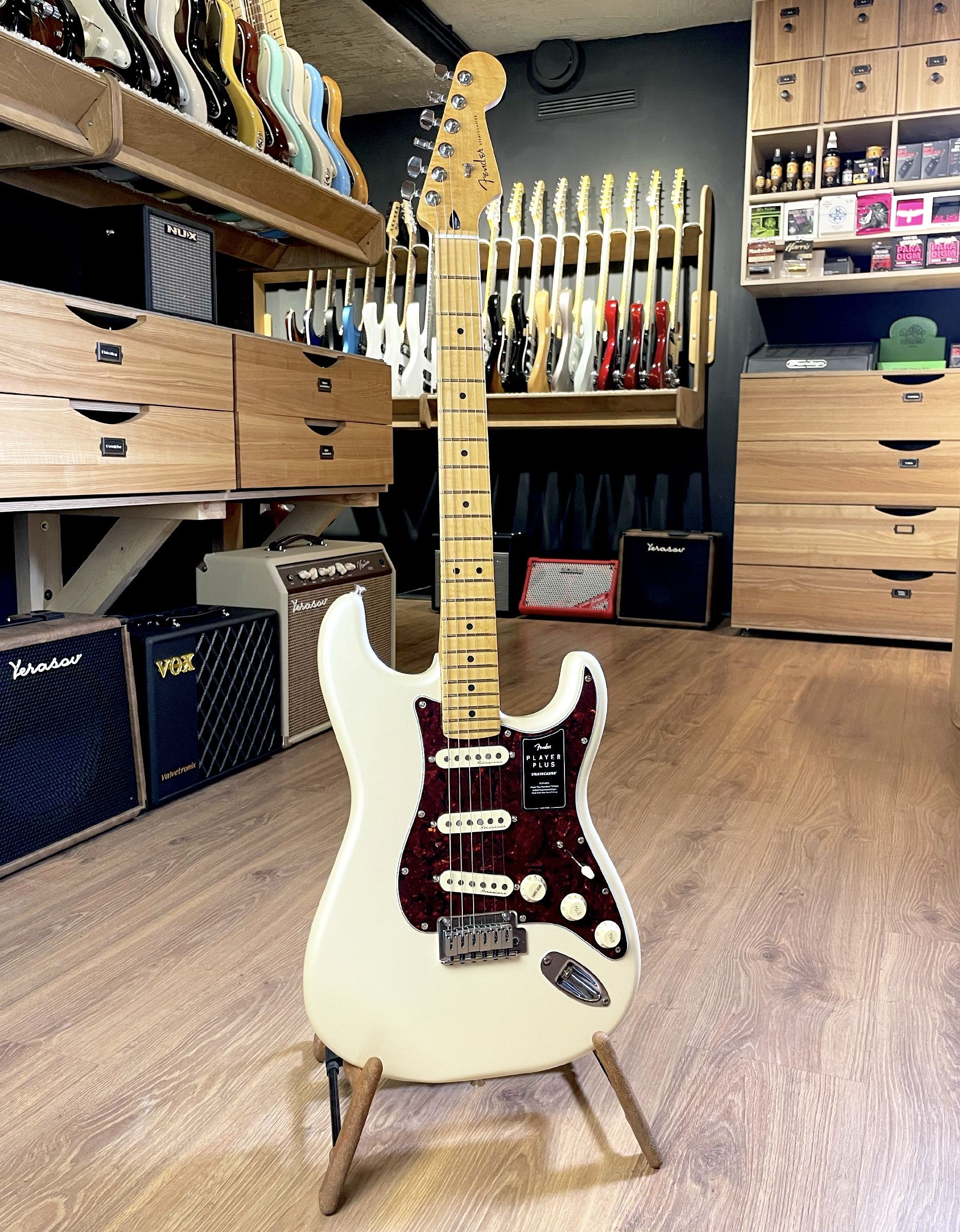 Электрогитара Fender Player Plus Stratocaster Olympic Pearl MN - купить в "Гитарном Клубе"