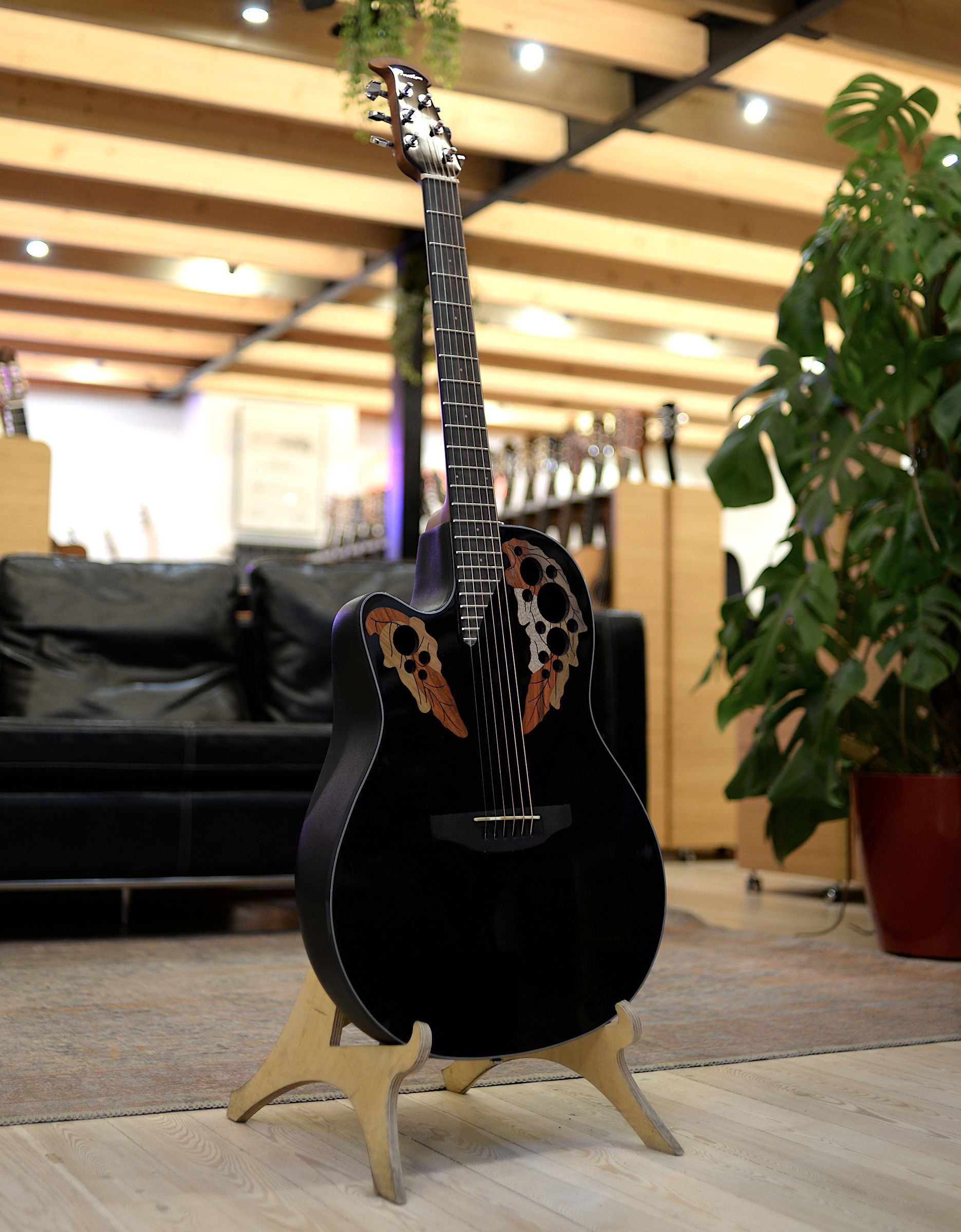 Электроакустическая гитара Ovation CE44L-5 Celebrity Elite Mid Cutaway Black - купить в "Гитарном Клубе"