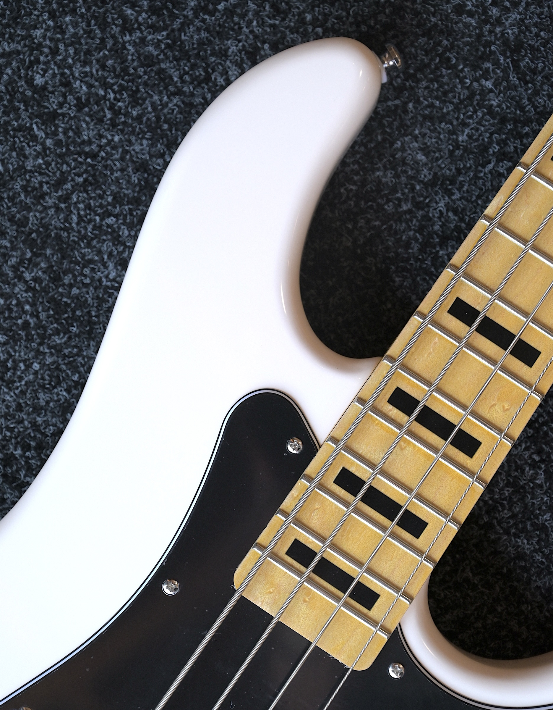 Бас-гитара G&L Tribute LB-100 Olympic White MP Poplar - купить в "Гитарном Клубе"