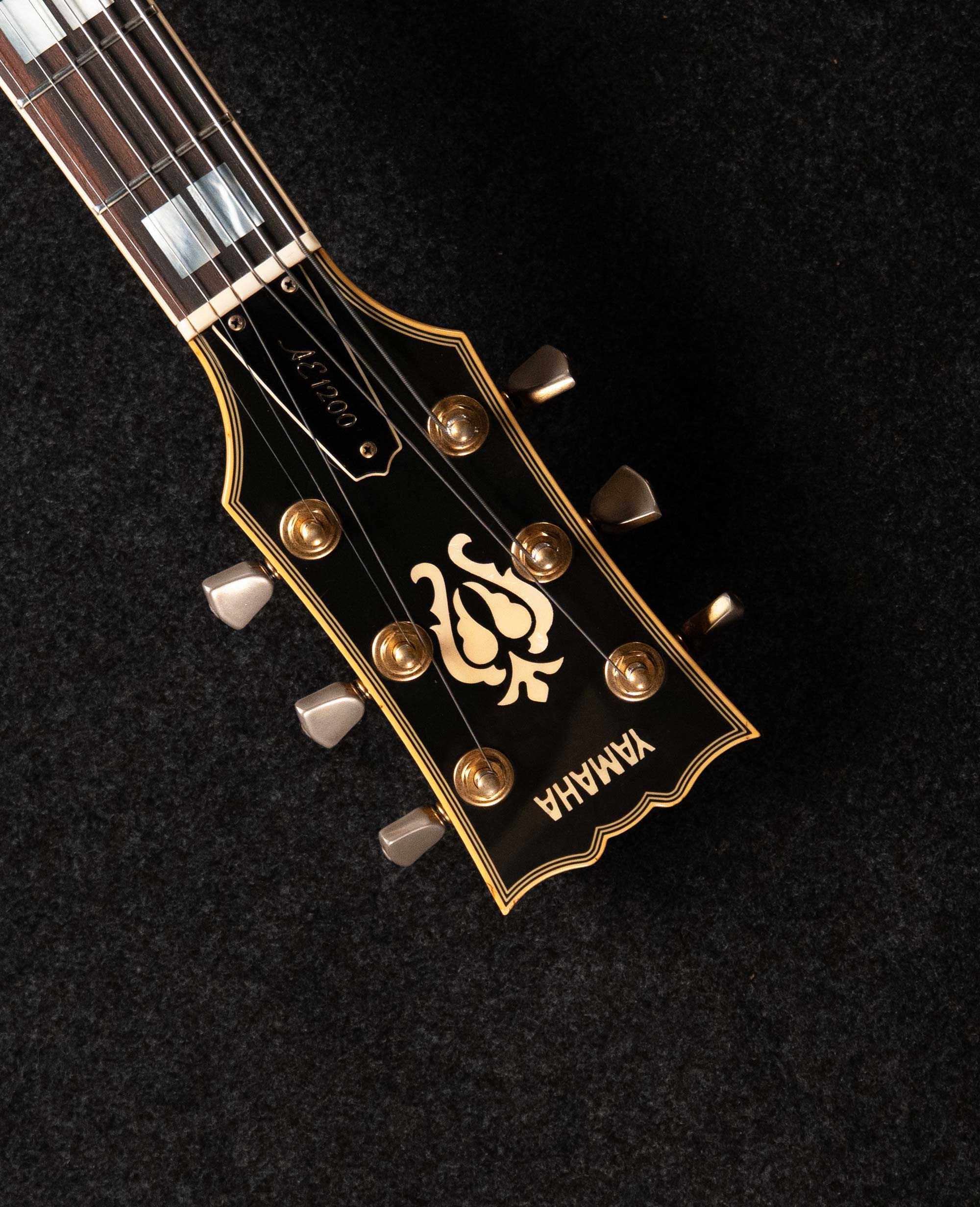 Полуакустическая гитара Yamaha AE1200