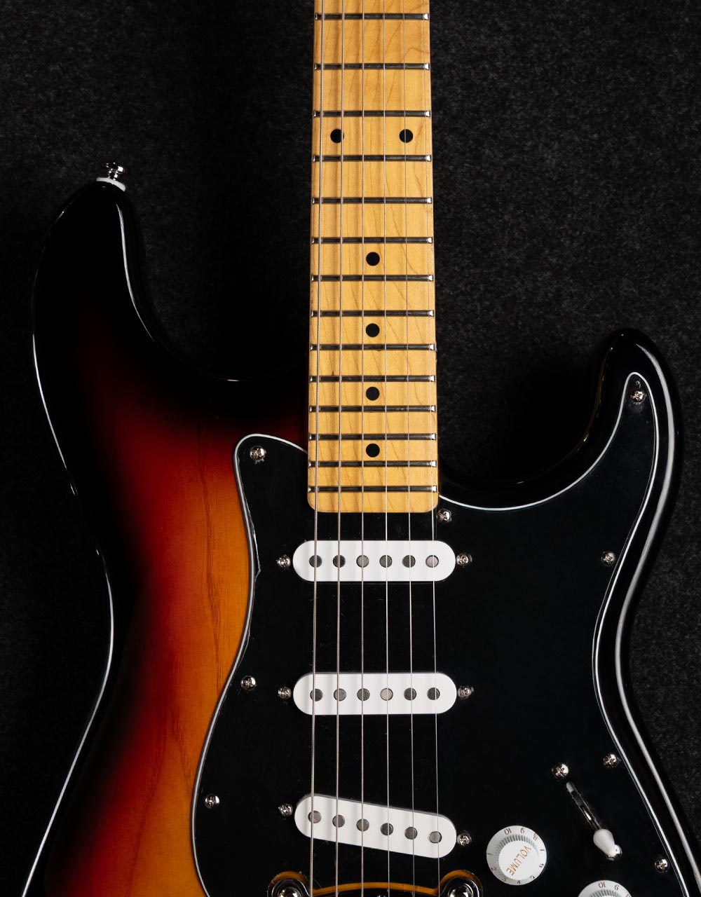 Электрогитара G&L Tribute Legacy 3-Tone Sunburst MP - купить в "Гитарном Клубе"
