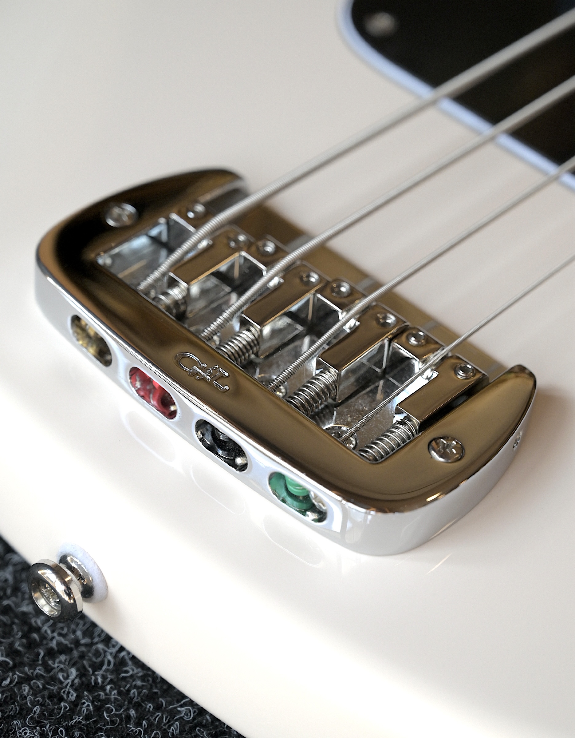 Бас-гитара G&L Tribute LB-100 Olympic White MP Poplar - купить в "Гитарном Клубе"