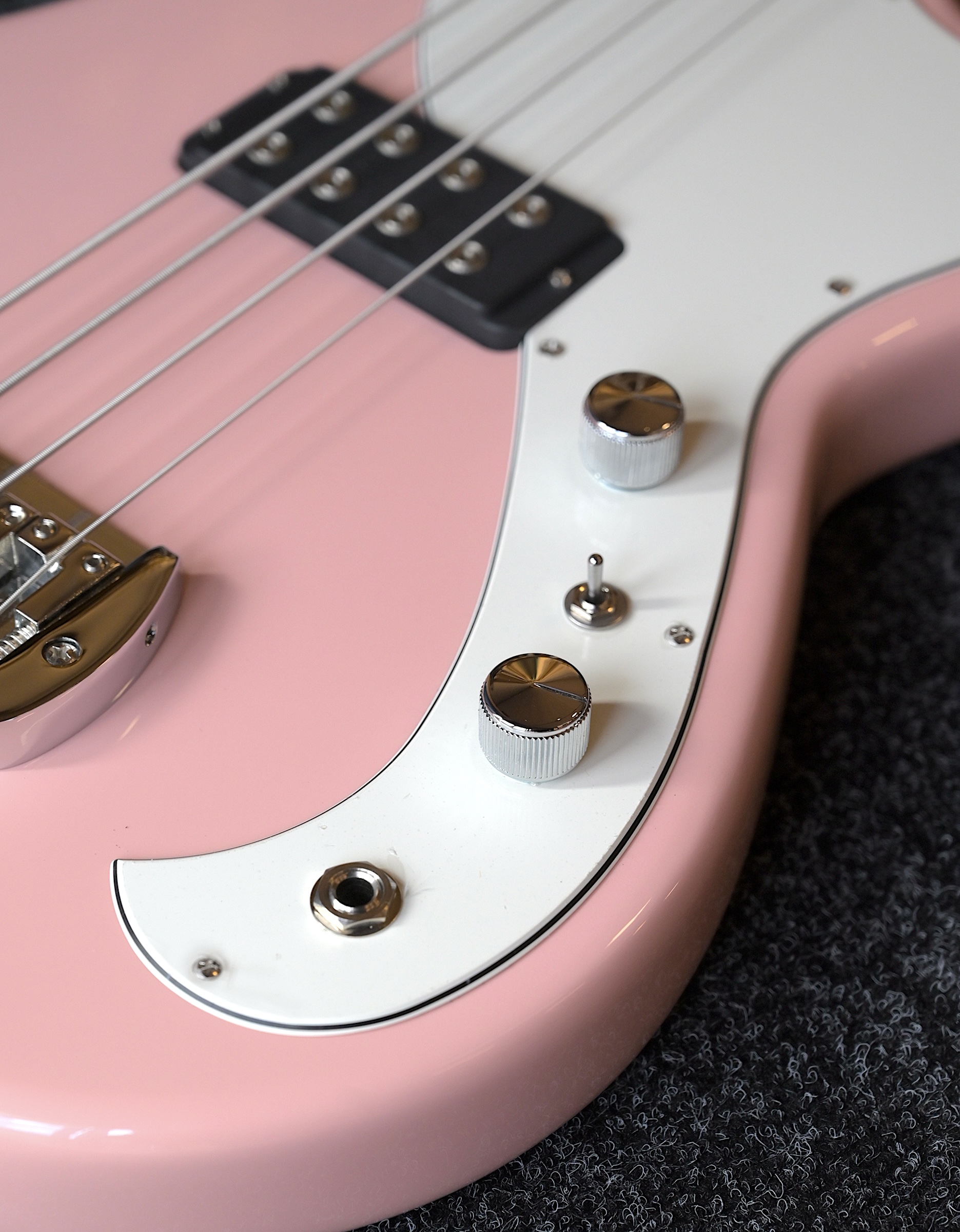 Бас-гитара G&L FD Fallout Shortscale Bass Shell Pink CR - купить в "Гитарном Клубе"