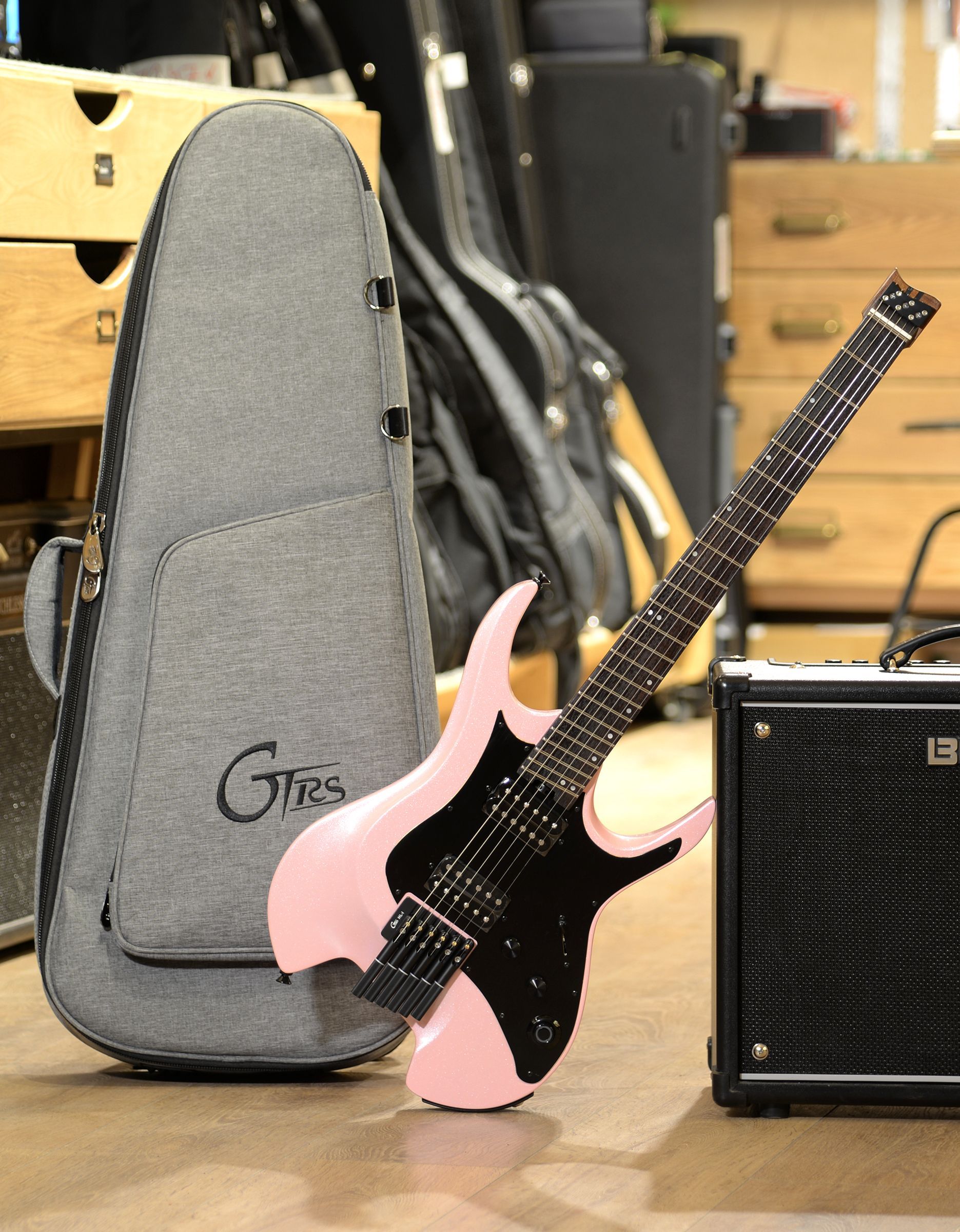 Электрогитара Mooer GTRS W800 Pearl Pink - купить в "Гитарном Клубе"