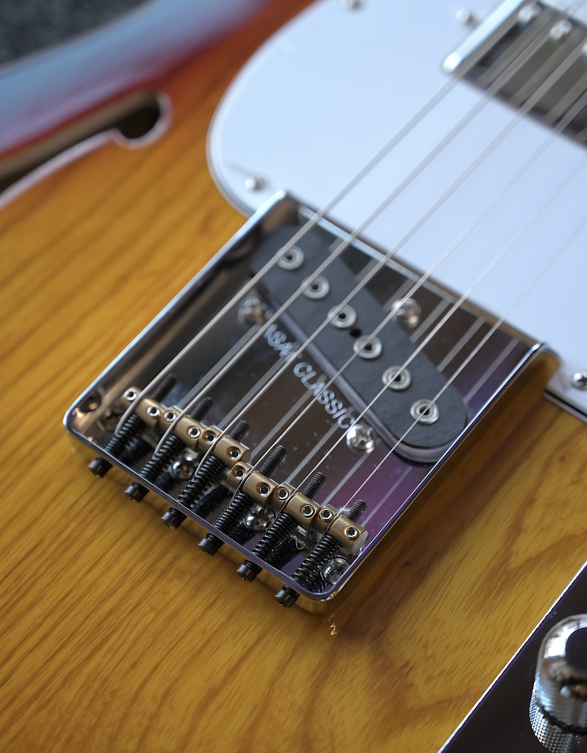 Электрогитара G&L ASAT Classic Bluesboy Semi-Hollow 3-Tone Sunburst MP - купить в "Гитарном Клубе"