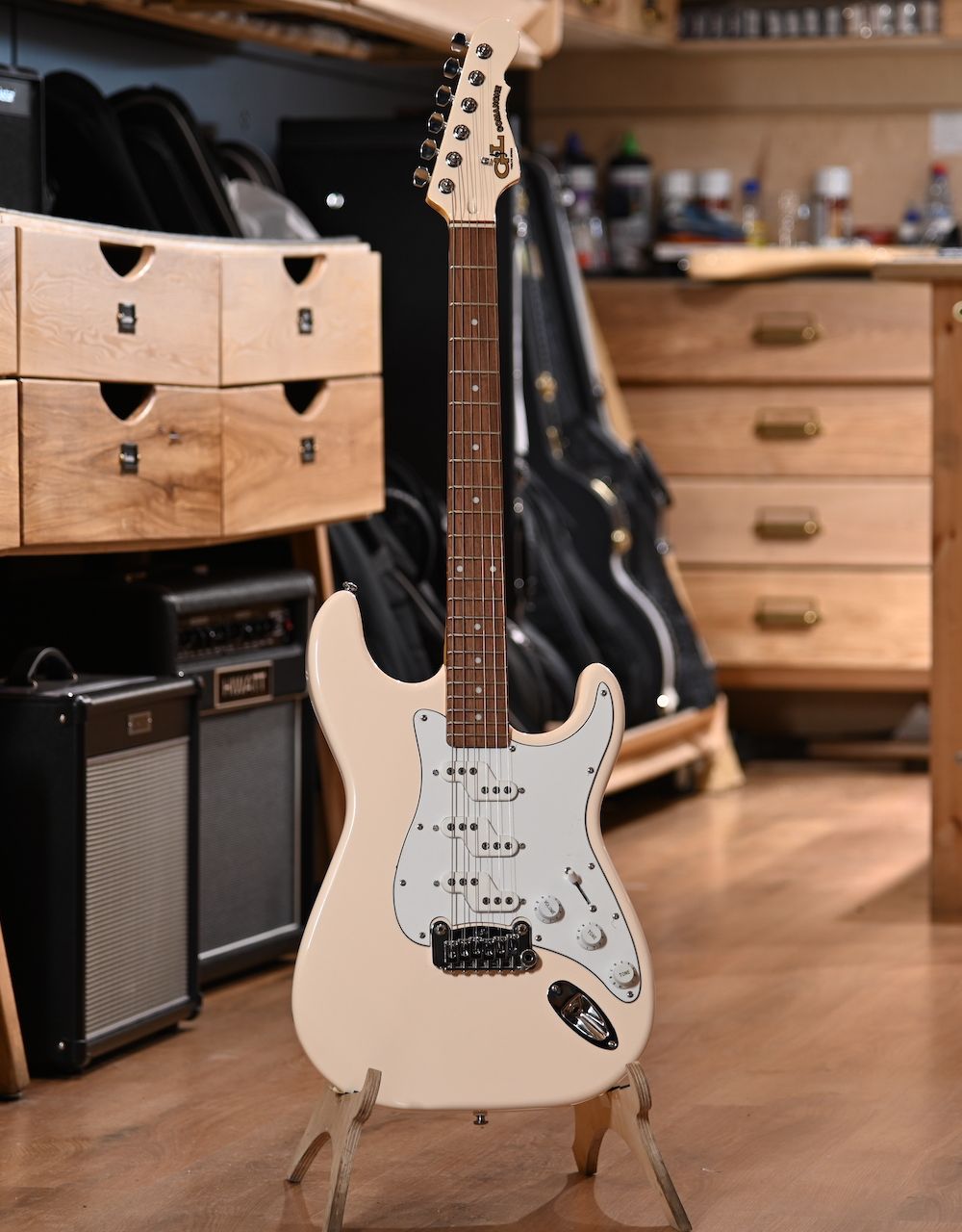 Электрогитара G&L Tribute Comanche Olympic White Jatoba - купить в "Гитарном Клубе"