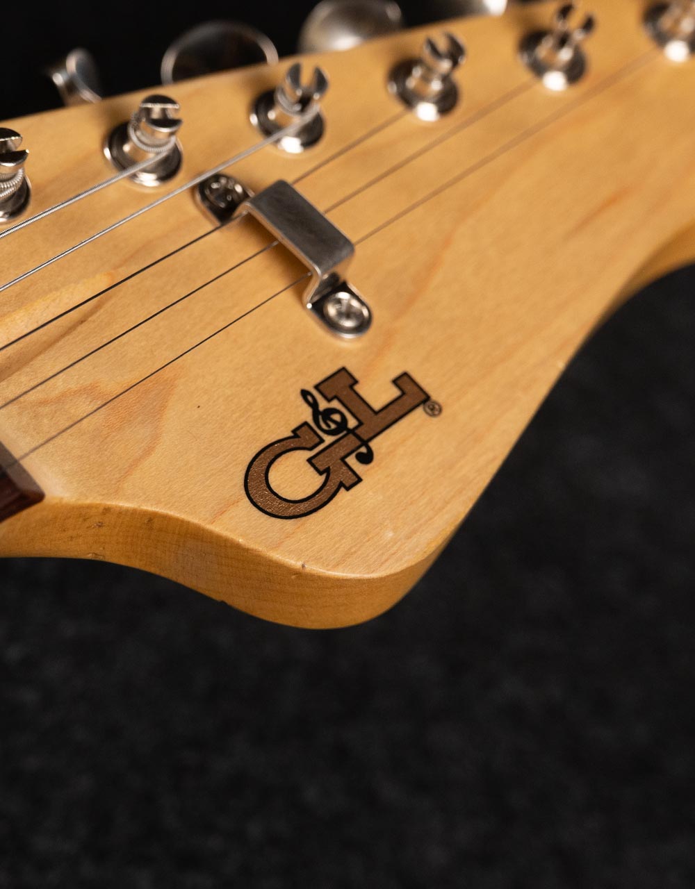 Электрогитара G&L Custom Shop Legacy SSZ RW Nitro Lake Placid Blue - купить в "Гитарном Клубе"