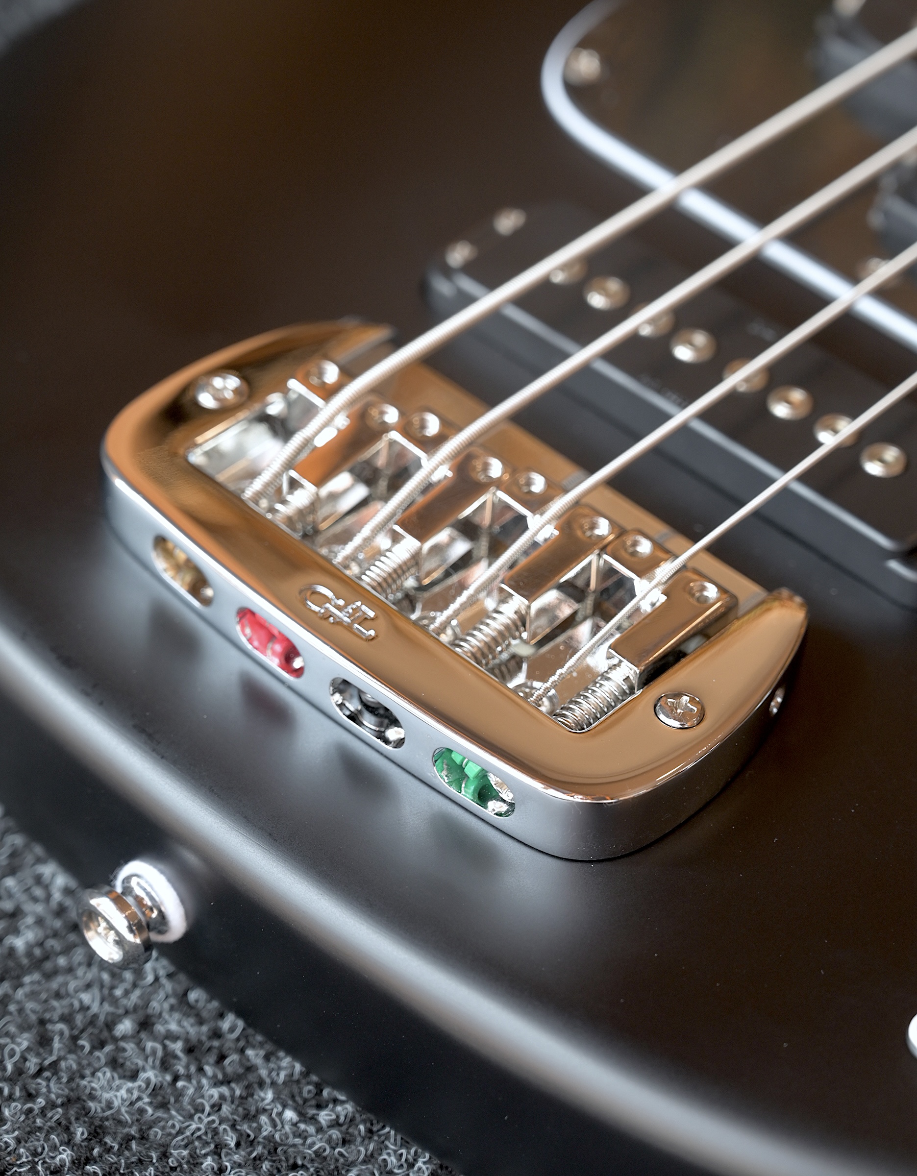 Бас-гитара G&L Tribute SB-2 Black Frost RW - купить в "Гитарном Клубе"