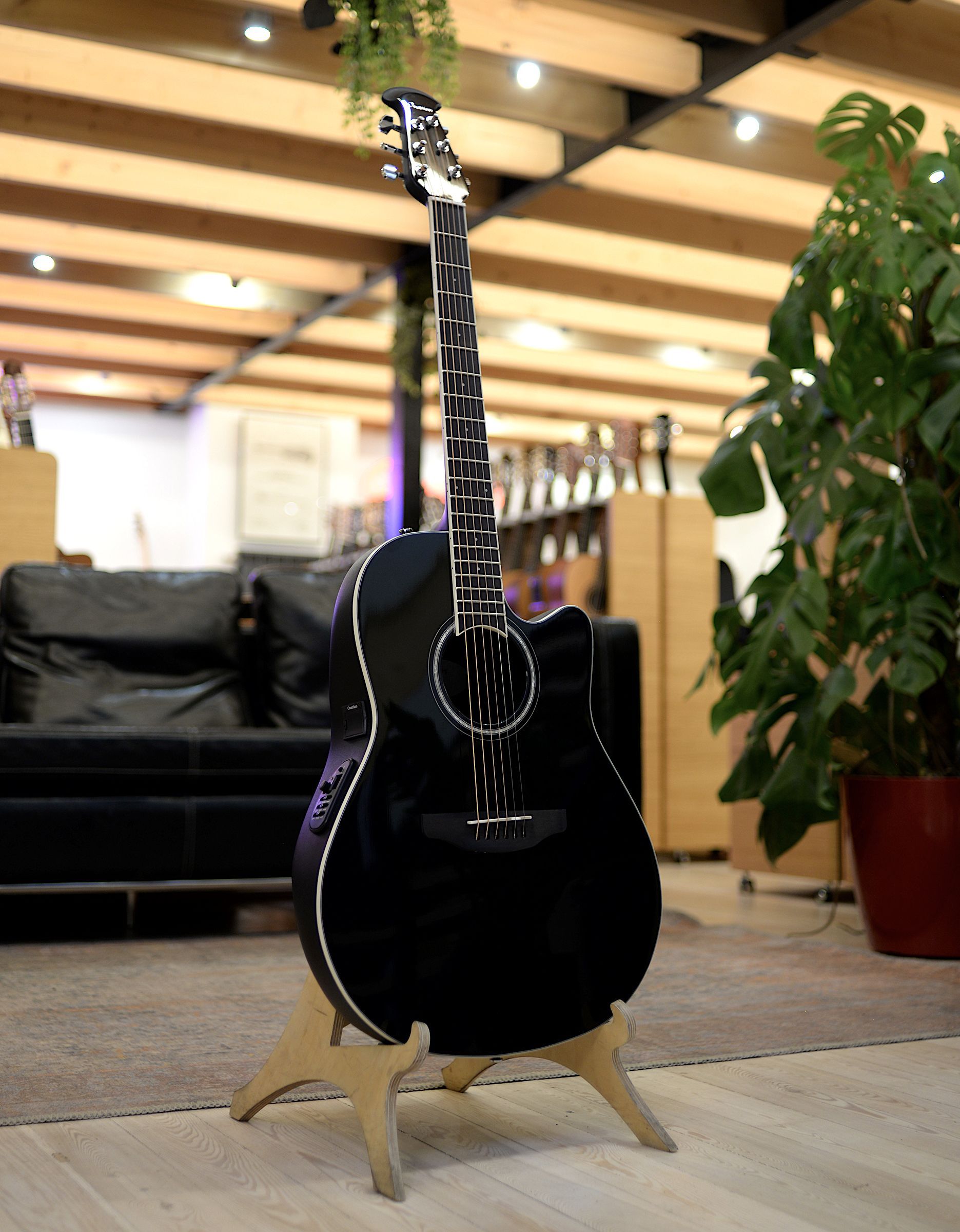 Электроакустическая гитара Ovation CS24-5 Celebrity Standard Mid Cutaway Black - купить в "Гитарном Клубе"