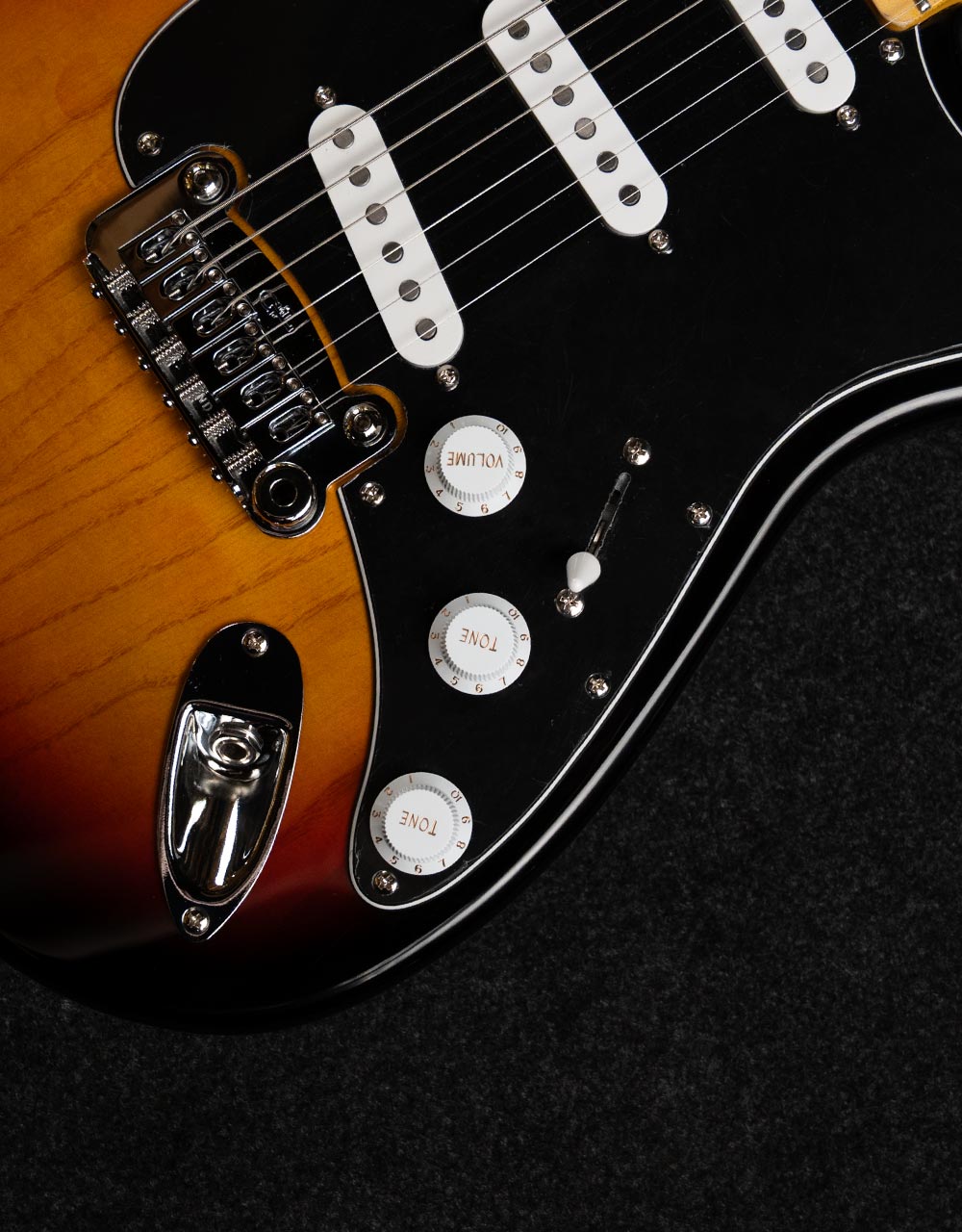 Электрогитара G&L Tribute Legacy 3-Tone Sunburst MP - купить в "Гитарном Клубе"