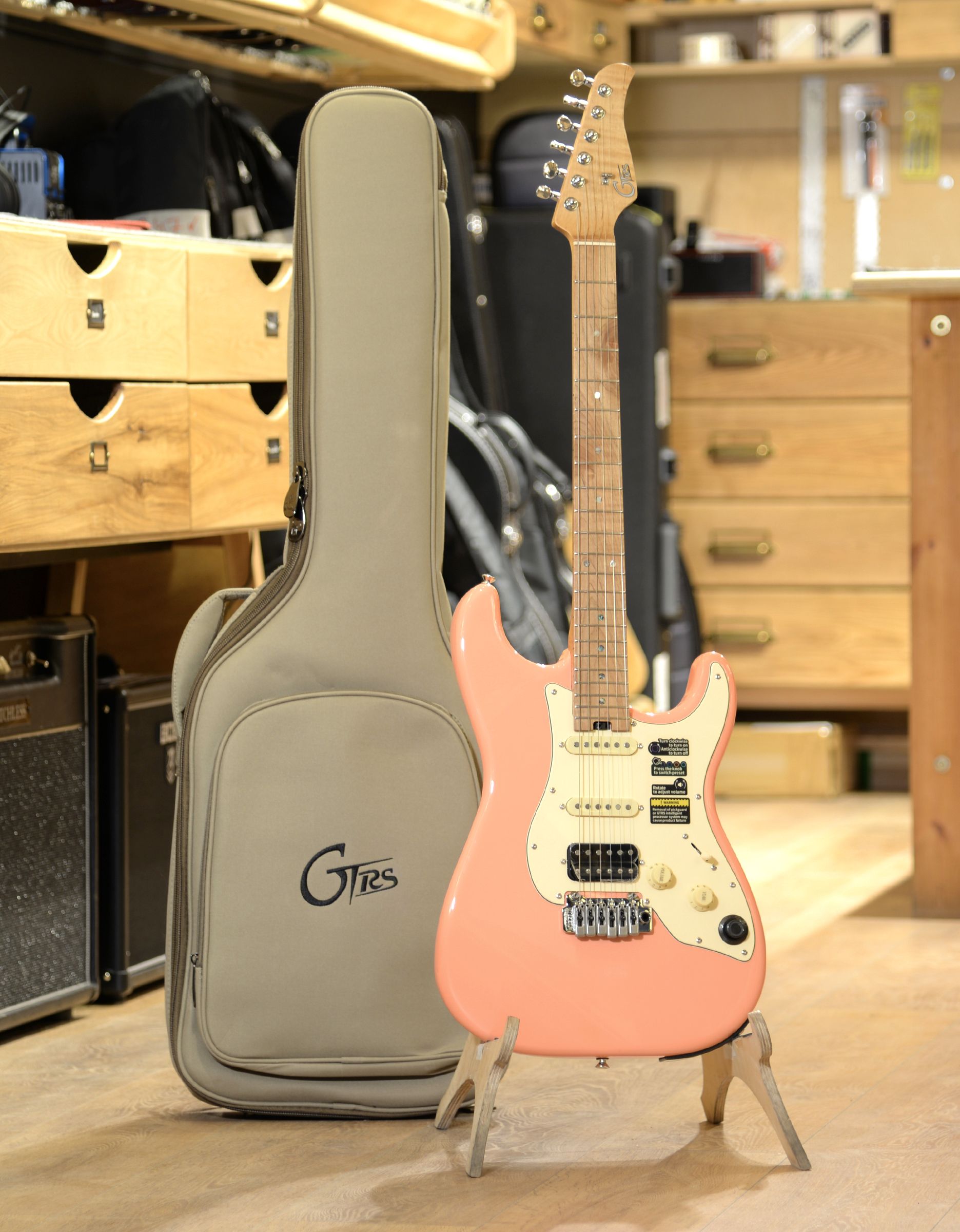 Электрогитара Mooer GTRS P801 Pink - купить в "Гитарном Клубе"