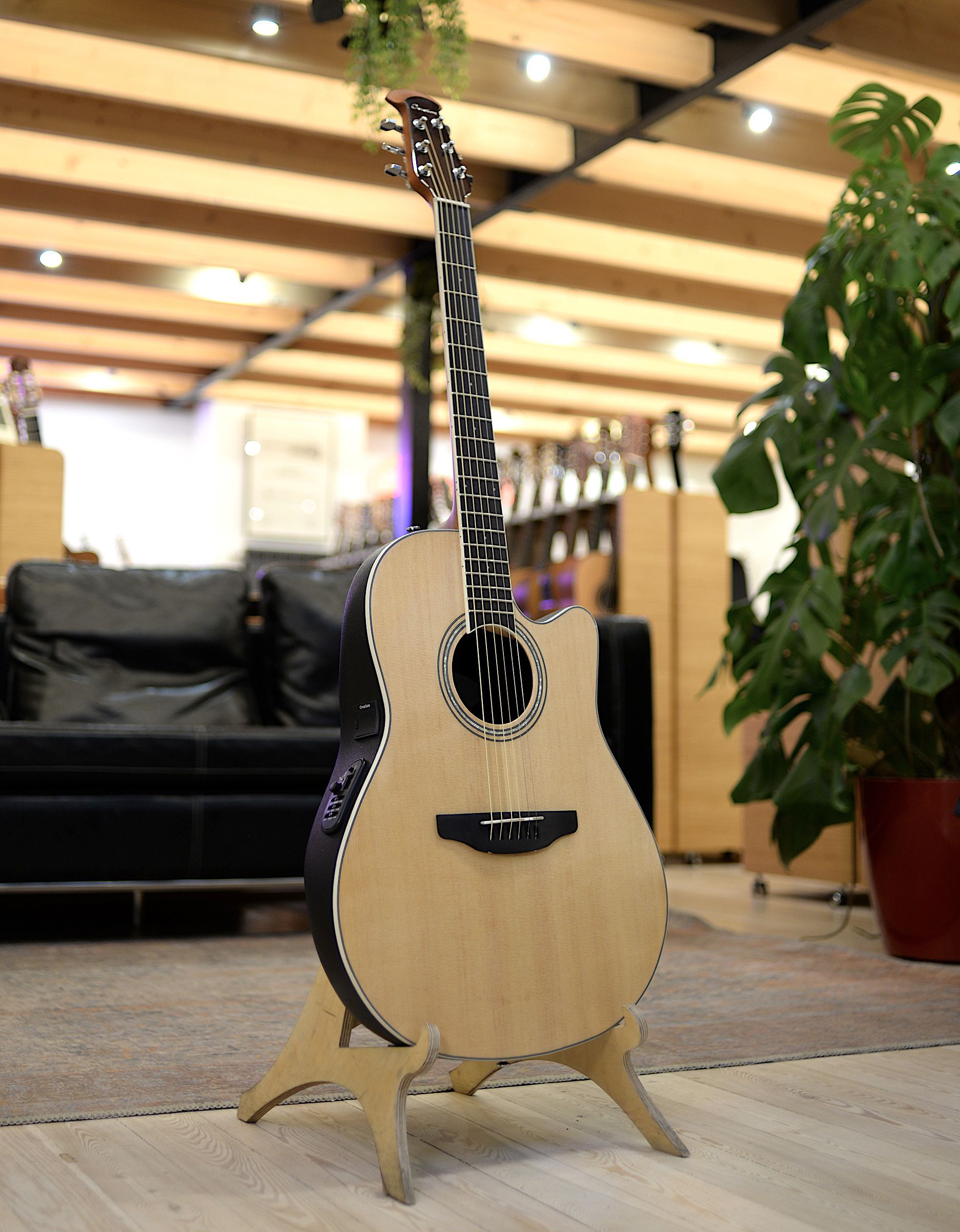 Электроакустическая гитара Ovation CS24P-4Q Celebrity Standard Plus Mid Cutaway Natural Quilt Maple - купить в "Гитарном Клубе"