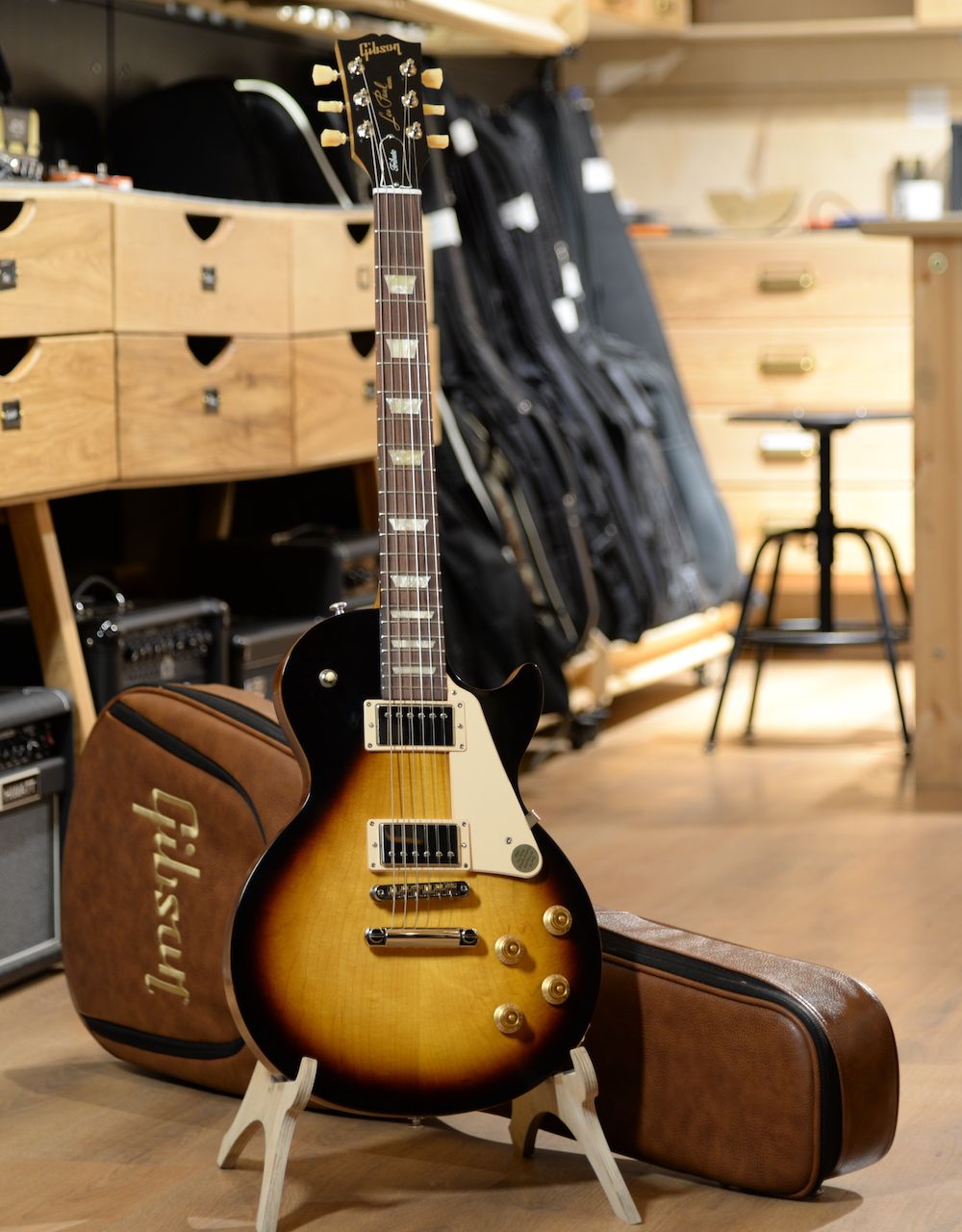 Электрогитара Gibson Les Paul Tribute Satin Tobacco Burst - купить в "Гитарном Клубе"