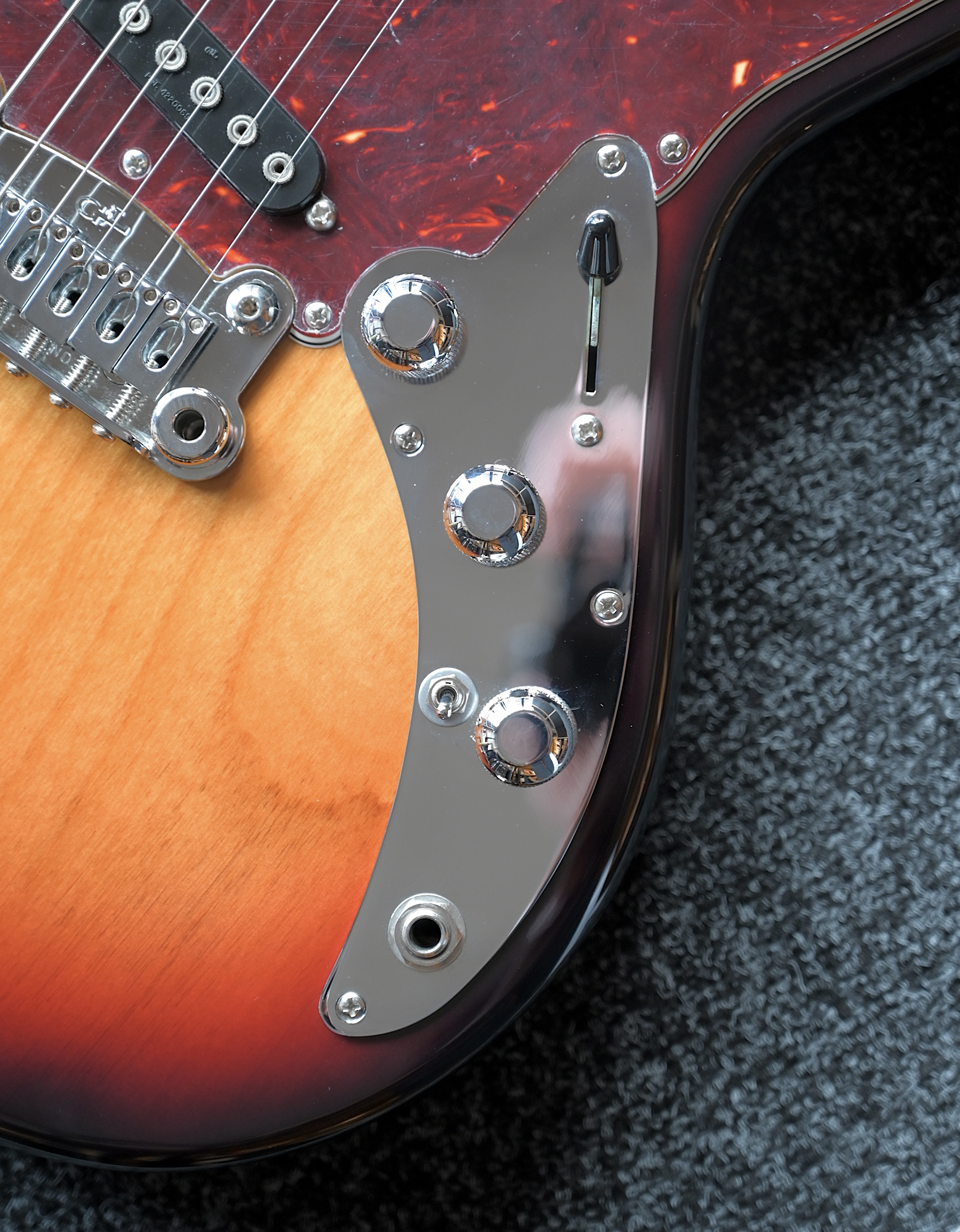 Электрогитара G&L FD Skyhawk 3-Tone Sunburst CR - купить в "Гитарном Клубе"