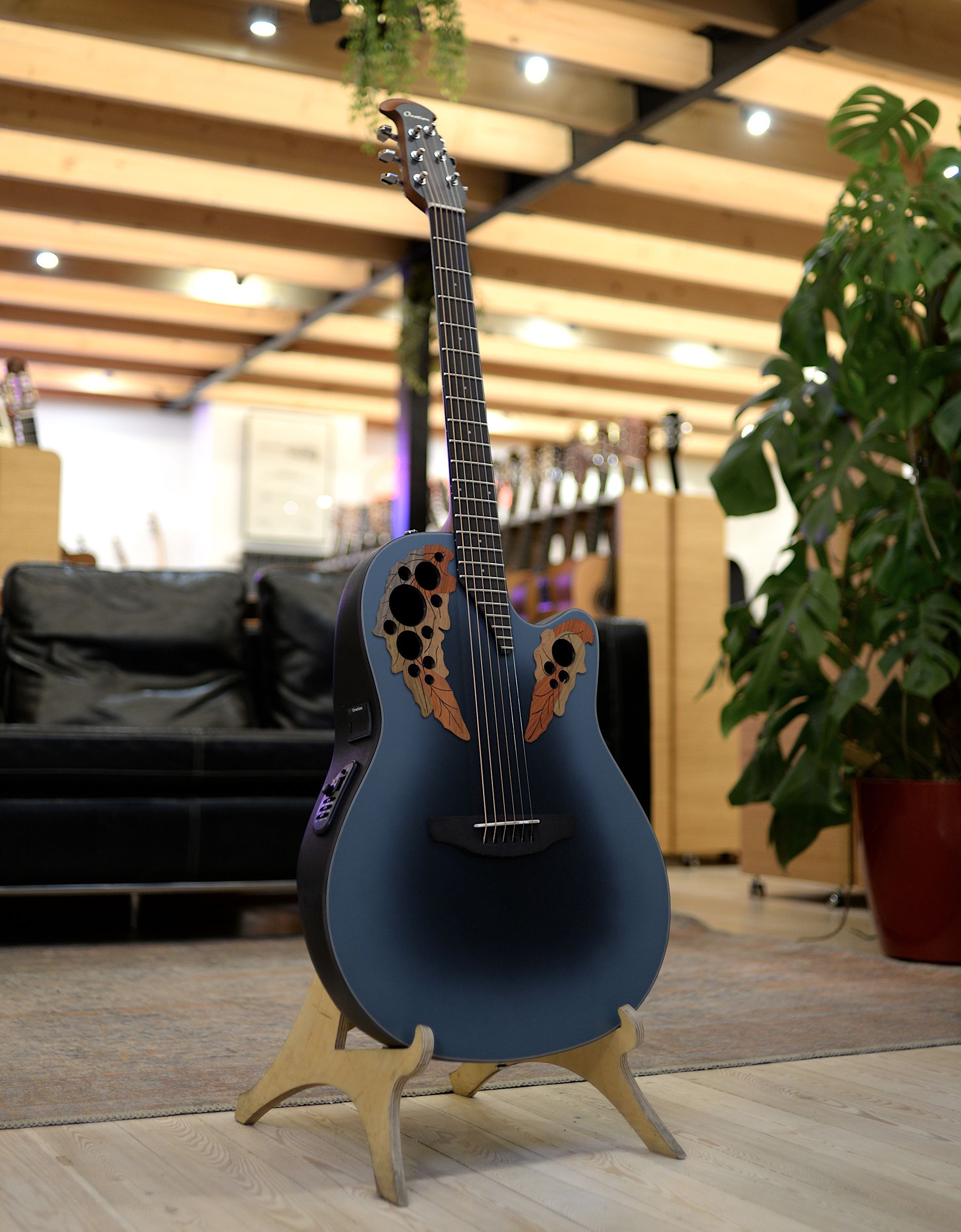 Электроакустическая гитара Ovation CE44-RBB Celebrity Elite Mid Cutaway Reversed Blueburst - купить в "Гитарном Клубе"