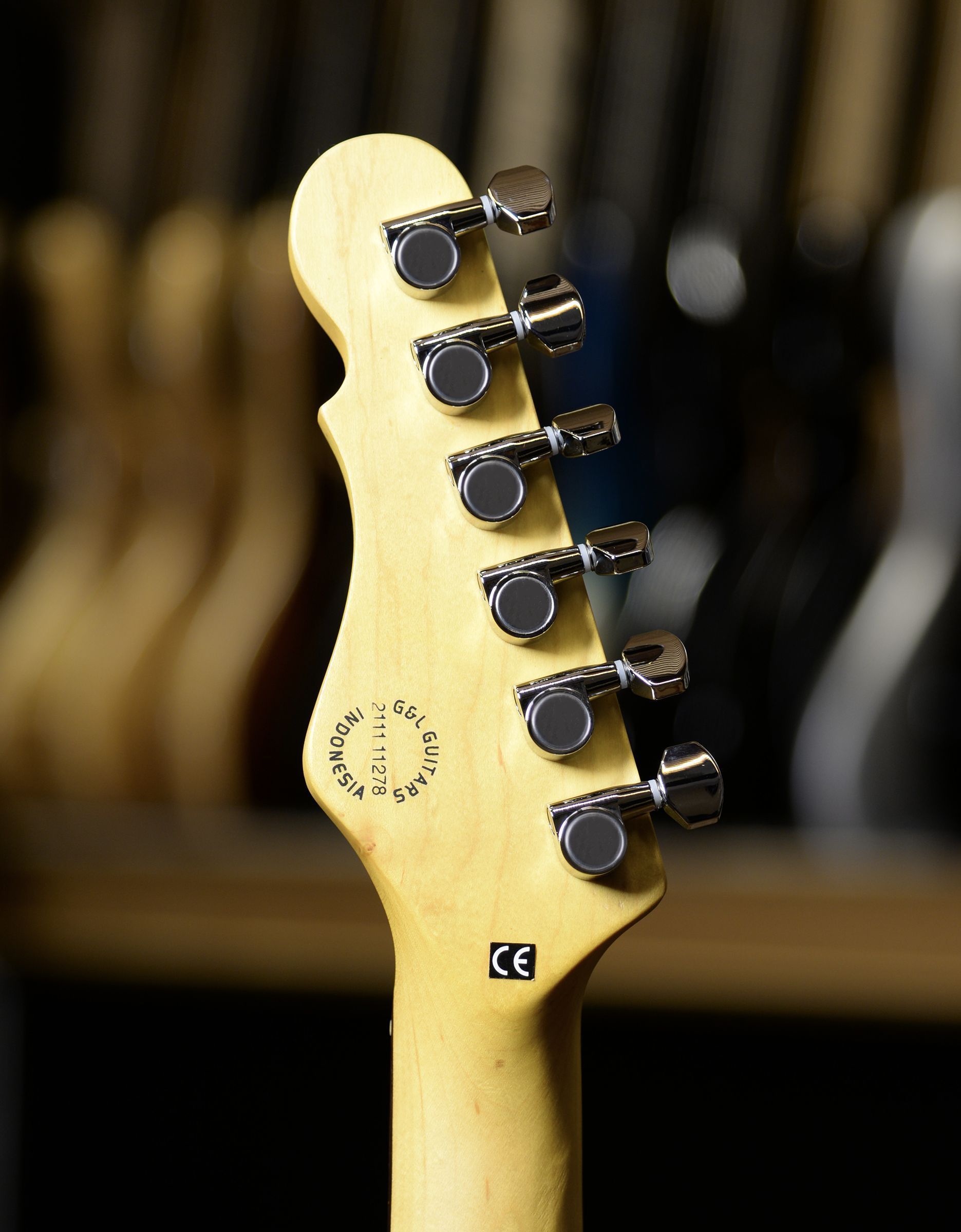 Электрогитара G&L Tribute Fallout Candy Apple Red RW Poplar - купить в "Гитарном Клубе"