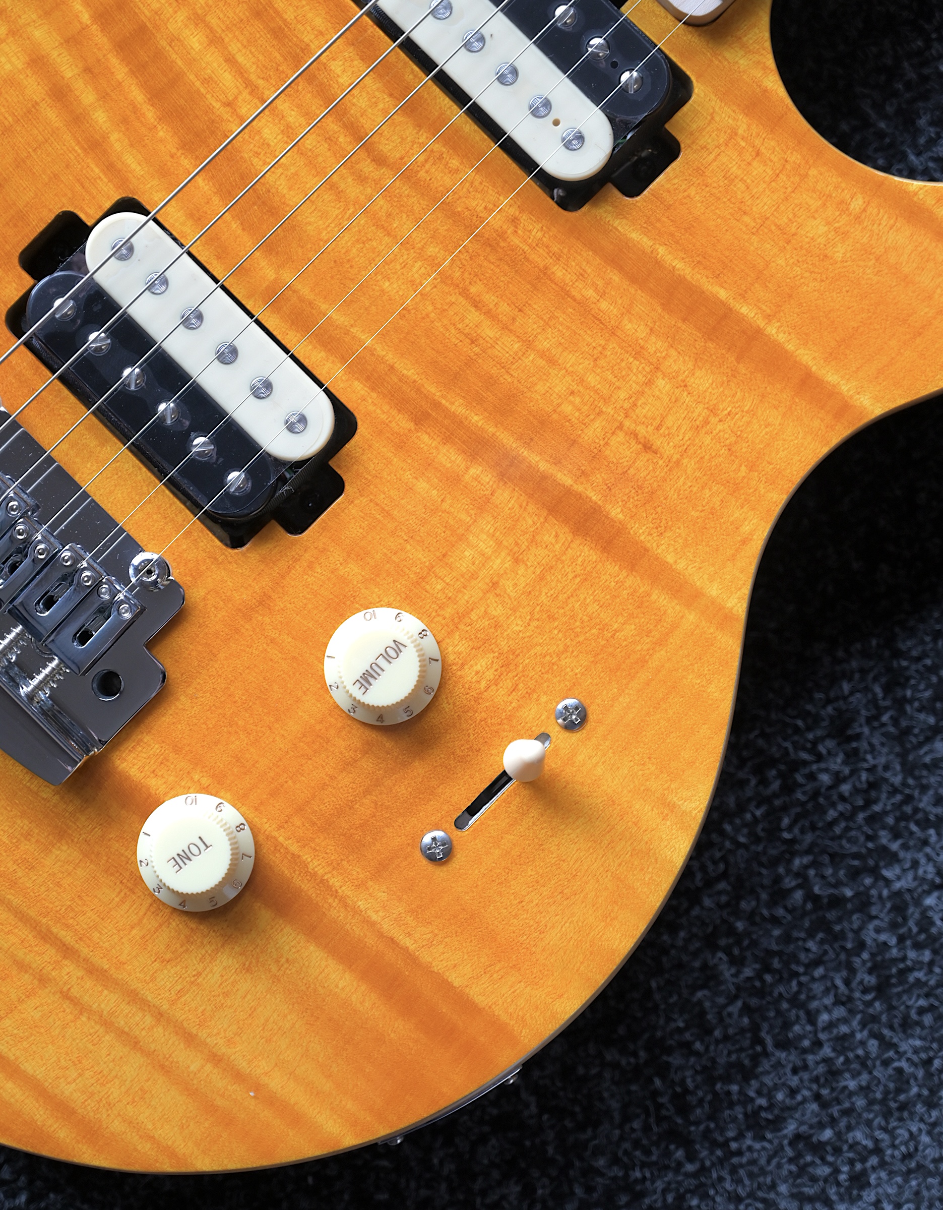 Электрогитара Sterling Axis Trans Gold - купить в "Гитарном Клубе"