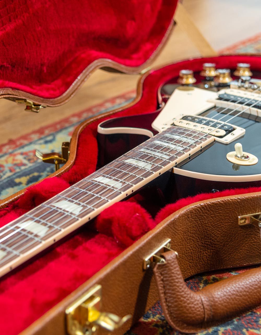 Электрогитара Gibson Les Paul Classic Ebony - купить в "Гитарном Клубе"