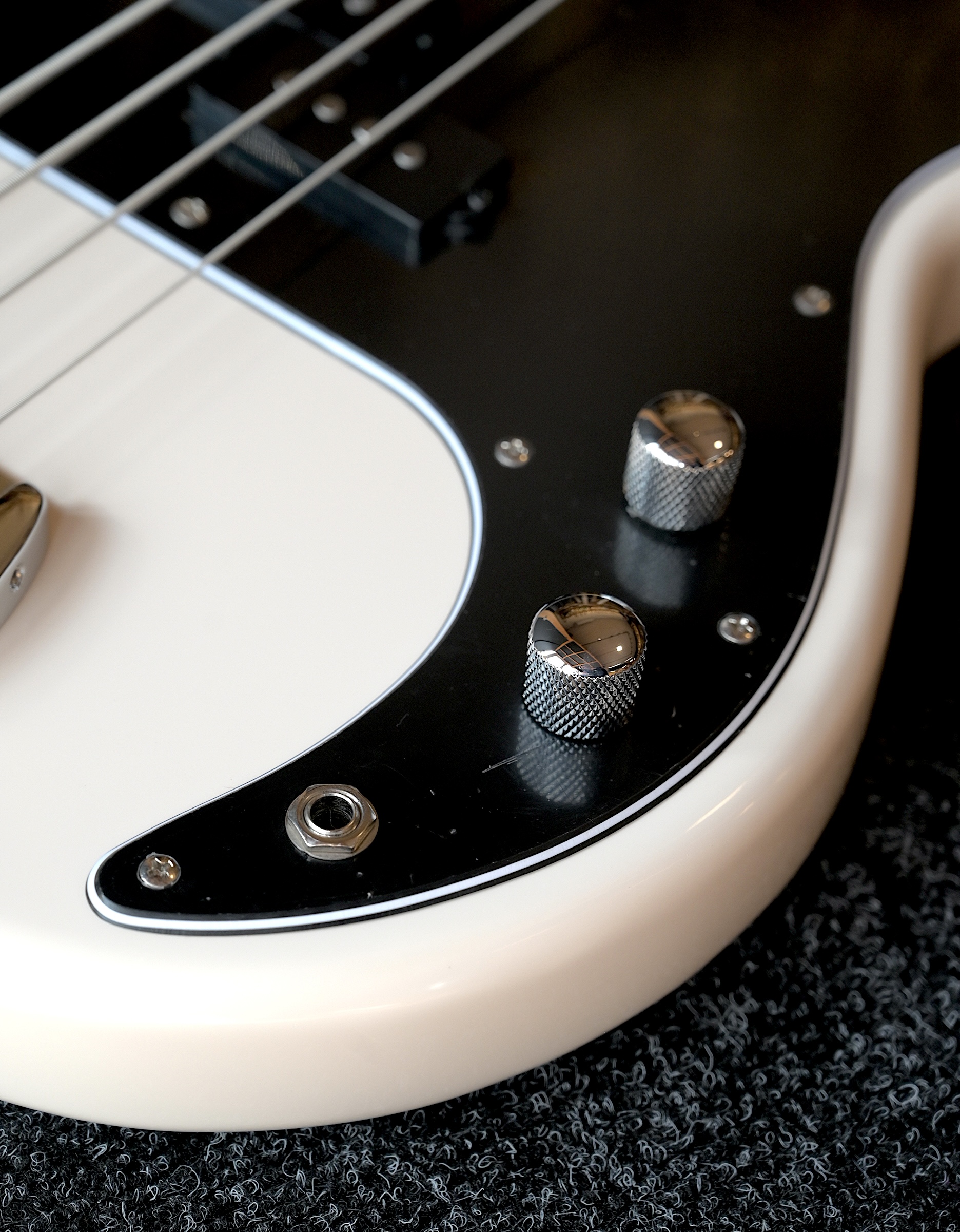 Бас-гитара G&L Tribute LB-100 Olympic White MP Poplar - купить в "Гитарном Клубе"