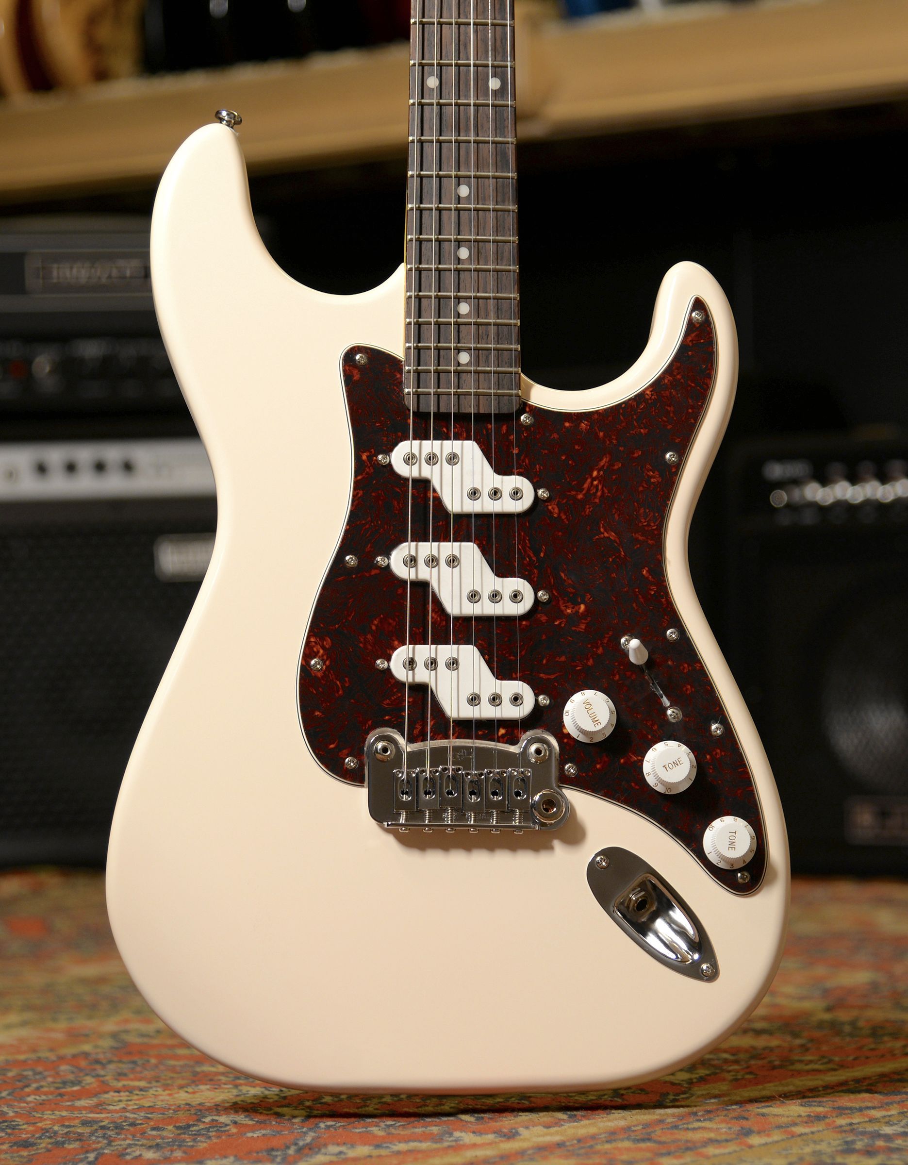 Электрогитара G&L Tribute Comanche Olympic White RW Poplar - купить в "Гитарном Клубе"