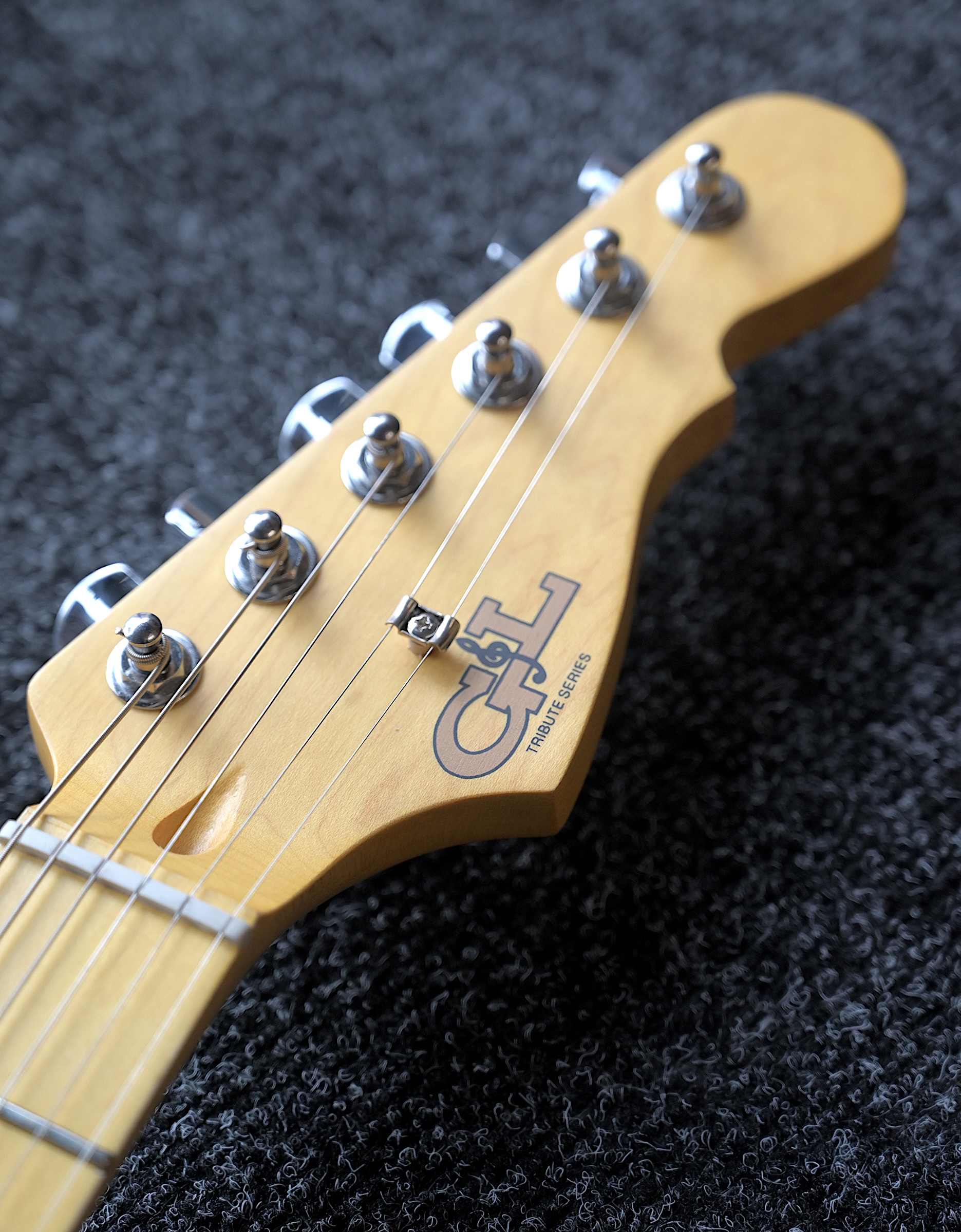 Электрогитара G&L Tribute Comanche Emerald Blue MP Poplar - купить в "Гитарном Клубе"