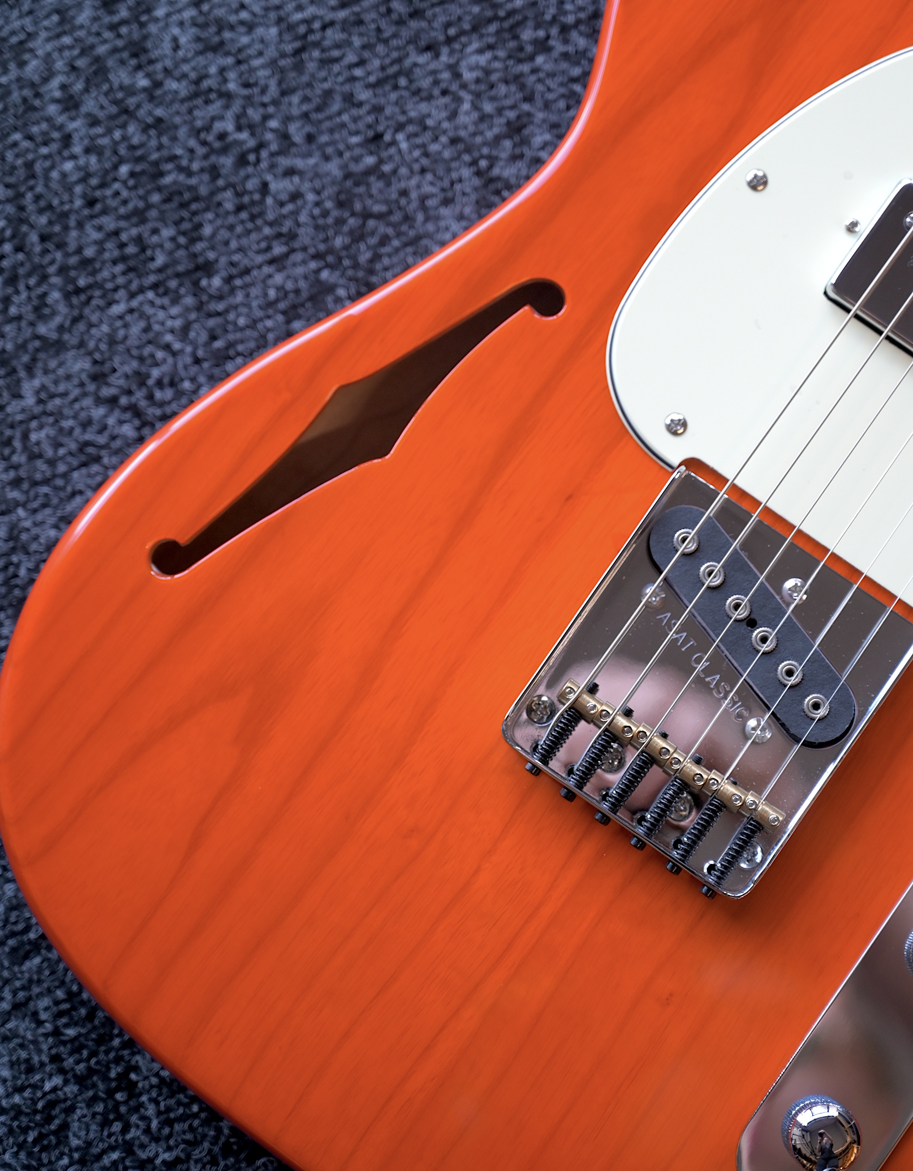 Электрогитара G&L Tribute ASAT Classic Bluesboy Semi-Hollow Clear Orange MP - купить в "Гитарном Клубе"