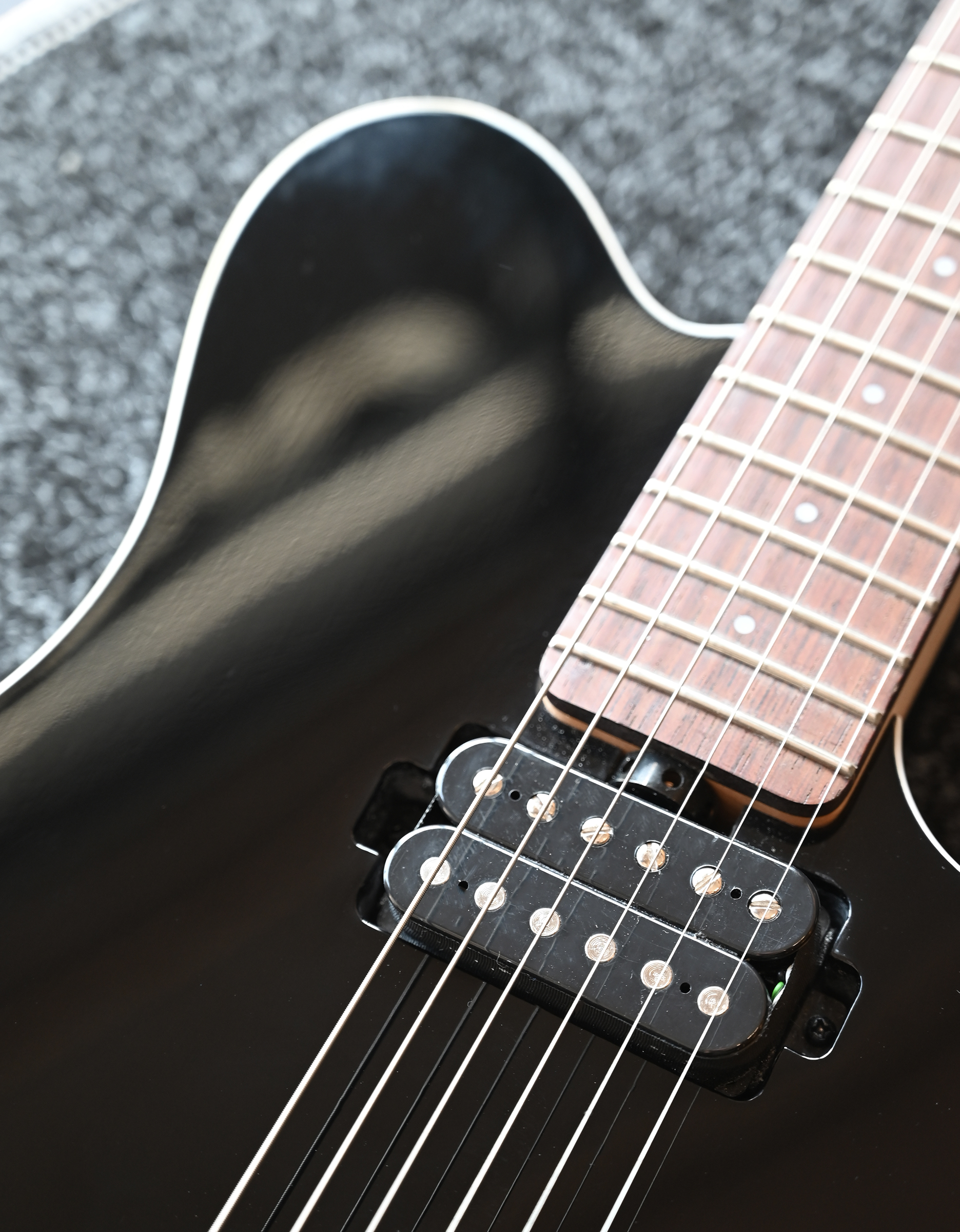 Электрогитара Sterling Axis Black with White - купить в "Гитарном Клубе"