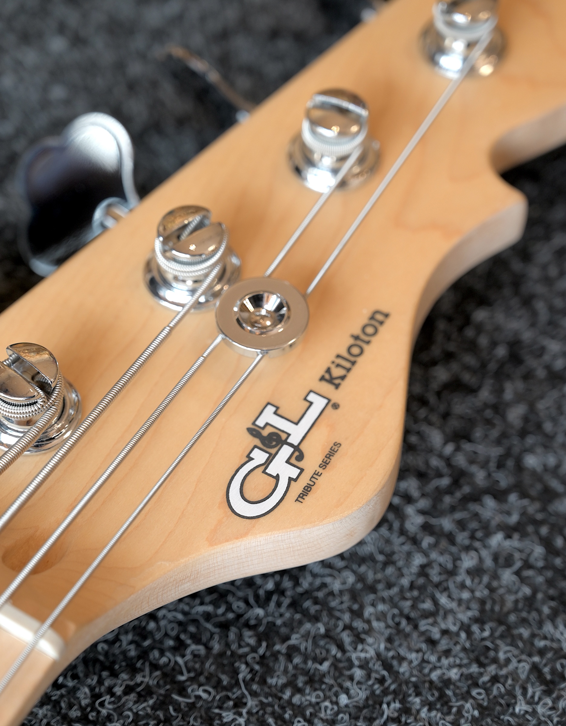 Бас-гитара G&L Tribute Kiloton Candy Apple Red MP Poplar - купить в "Гитарном Клубе"