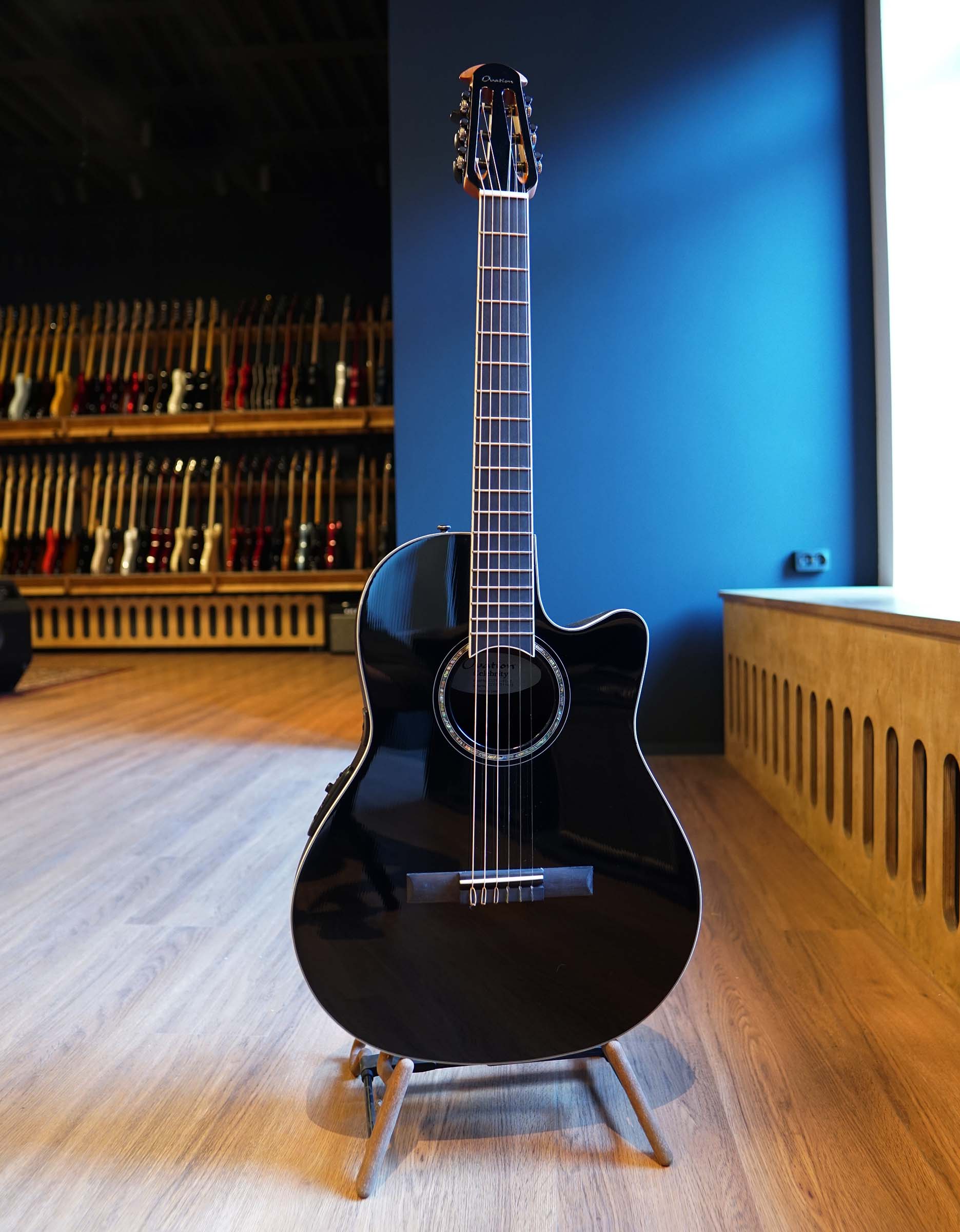 Классическая электроакустическая гитара Ovation CS24C-5G Celebrity CS Standard Mid Cutaway - купить в "Гитарном Клубе"