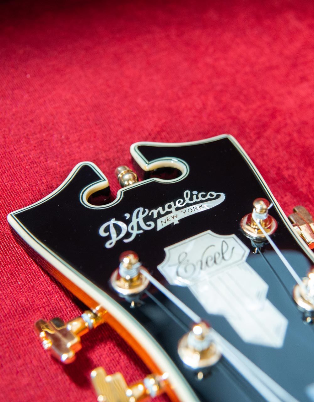 Полуакустическая гитара D