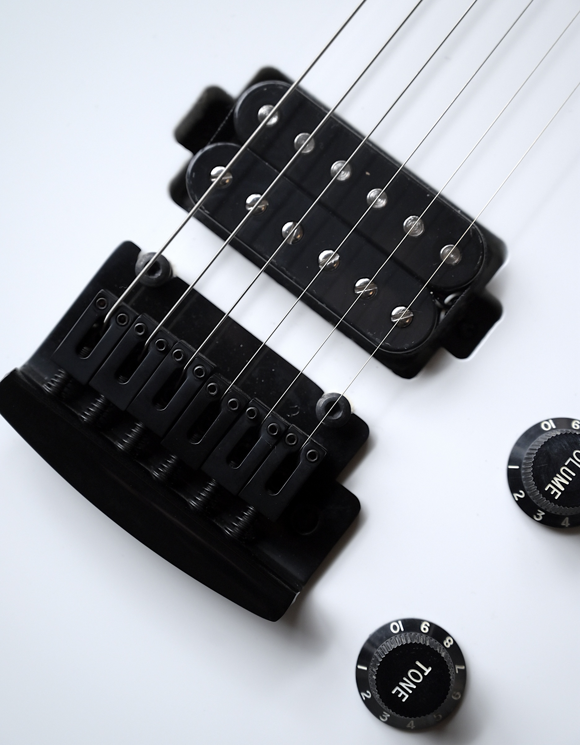 Электрогитара Sterling Axis White with Black - купить в "Гитарном Клубе"