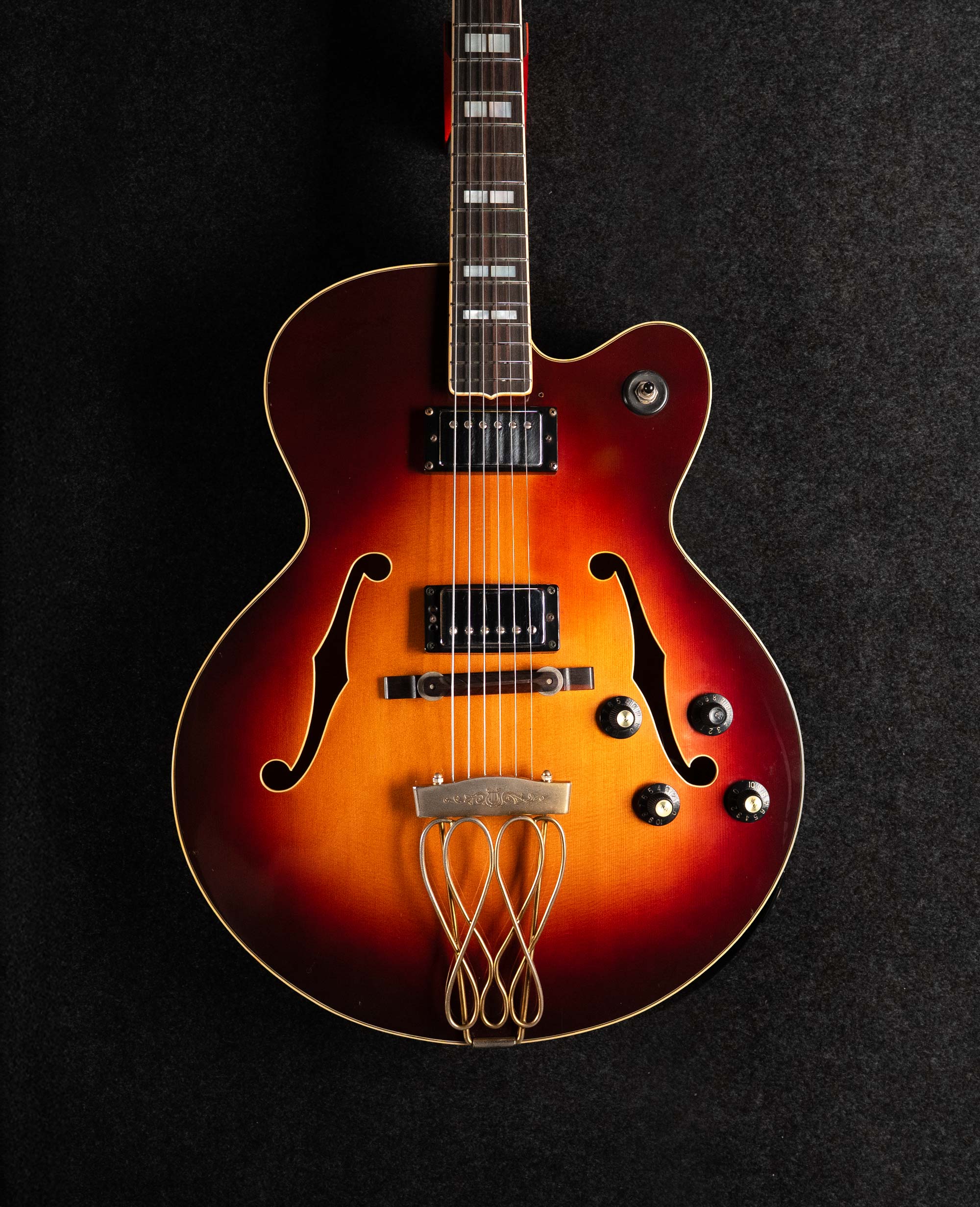 Полуакустическая гитара Yamaha AE1200