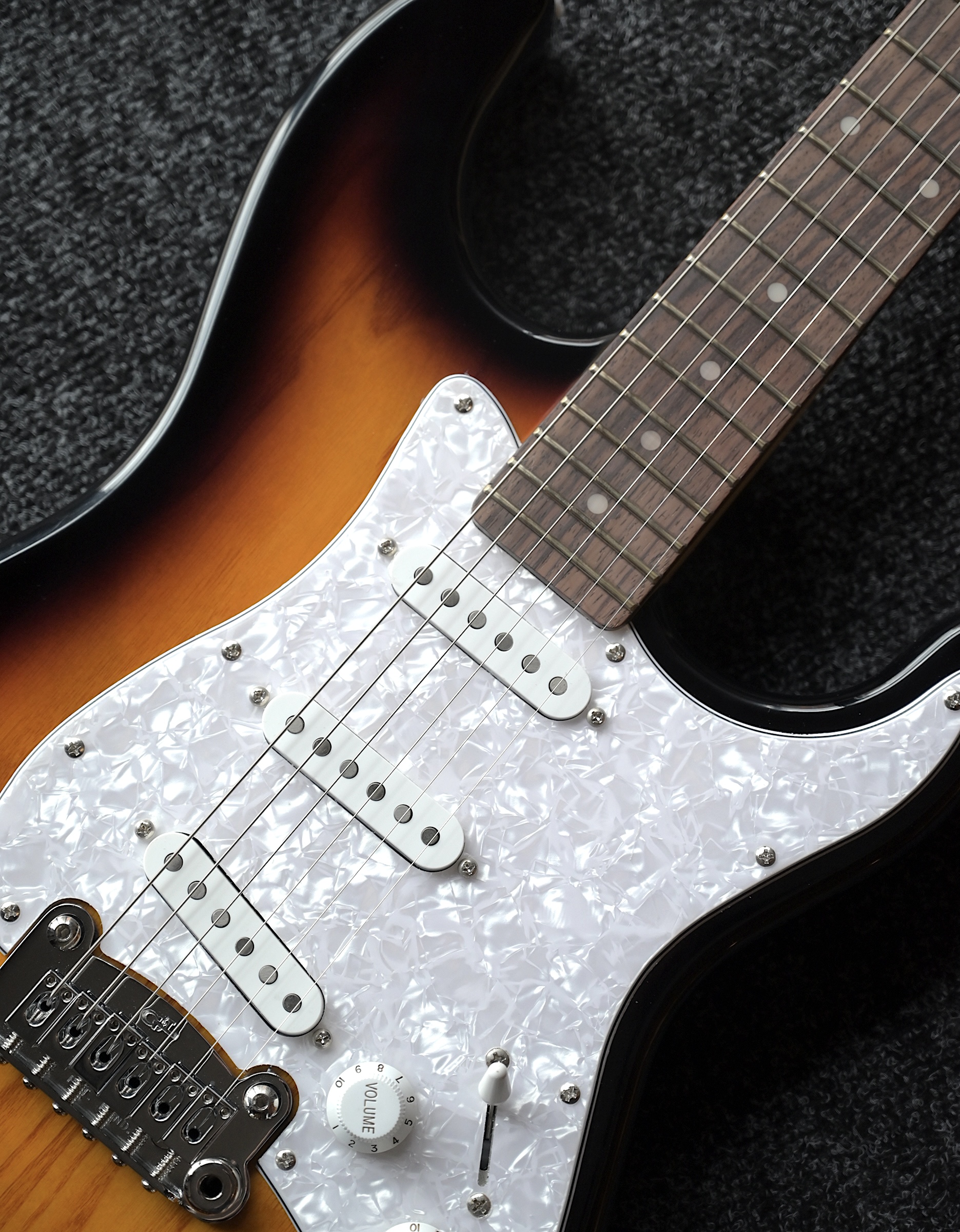 Электрогитара G&L Tribute Legacy 3-Tone Sunburst RW - купить в "Гитарном Клубе"