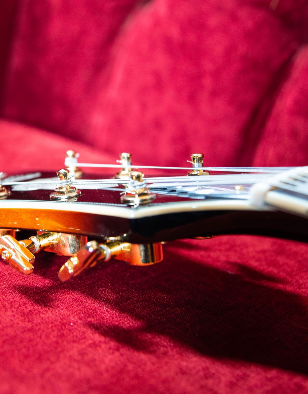 Полуакустическая гитара D