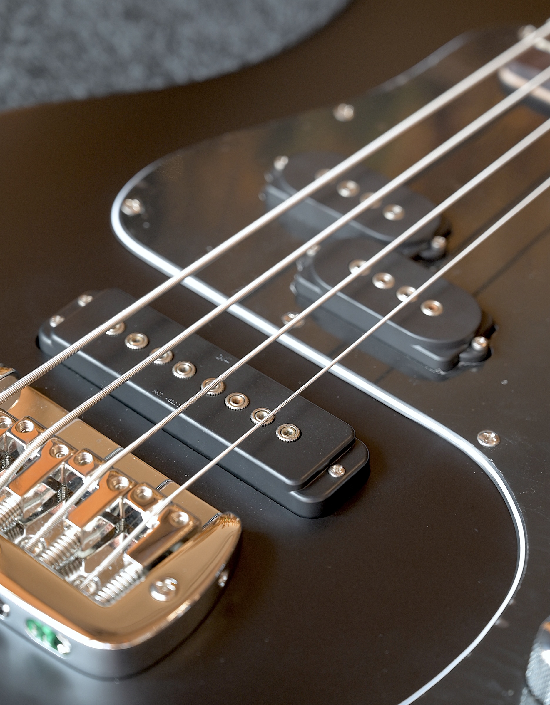 Бас-гитара G&L Tribute SB-2 Black Frost RW - купить в "Гитарном Клубе"