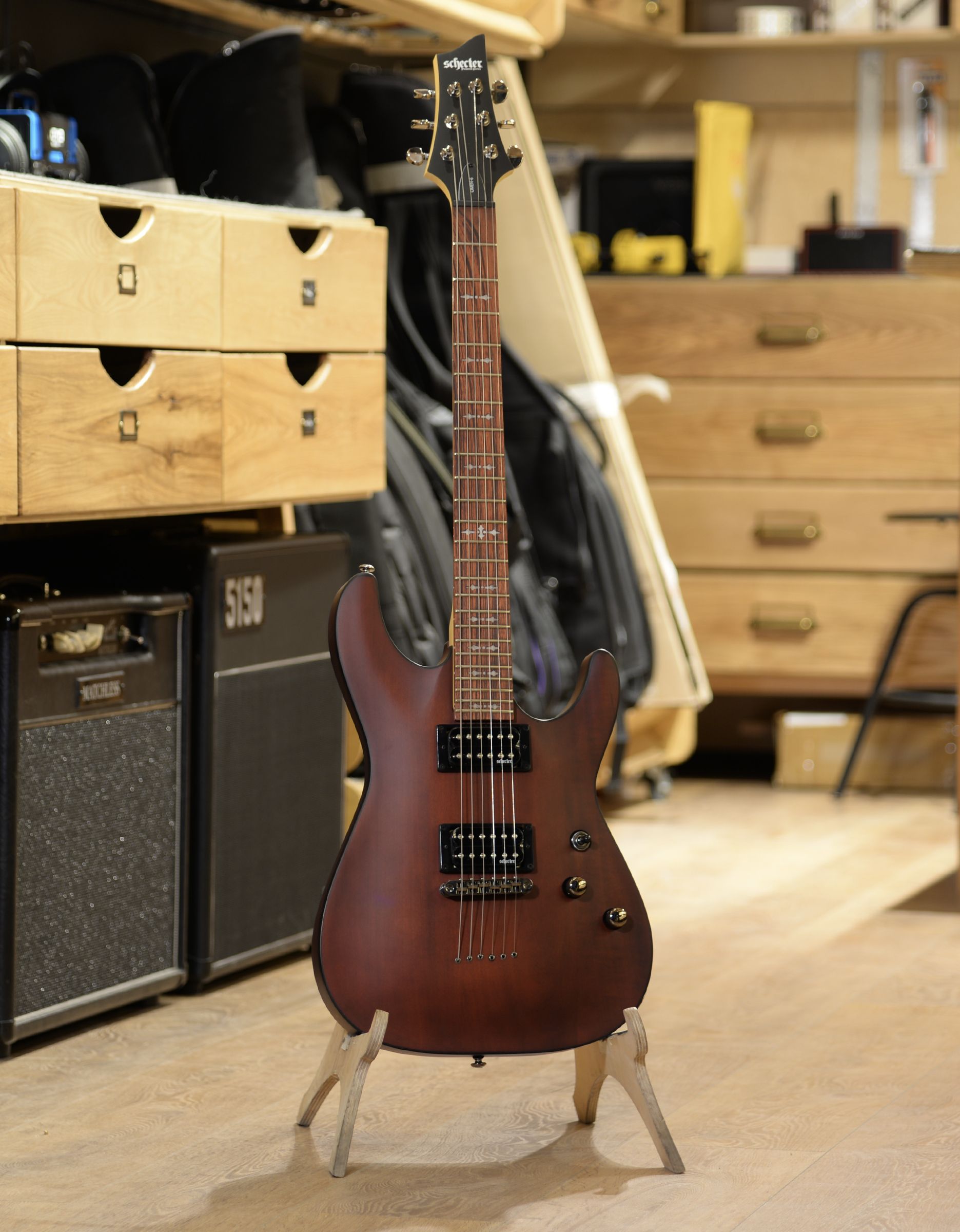 Электрогитара Schecter Omen-6 Walnut Satin - купить в "Гитарном Клубе"