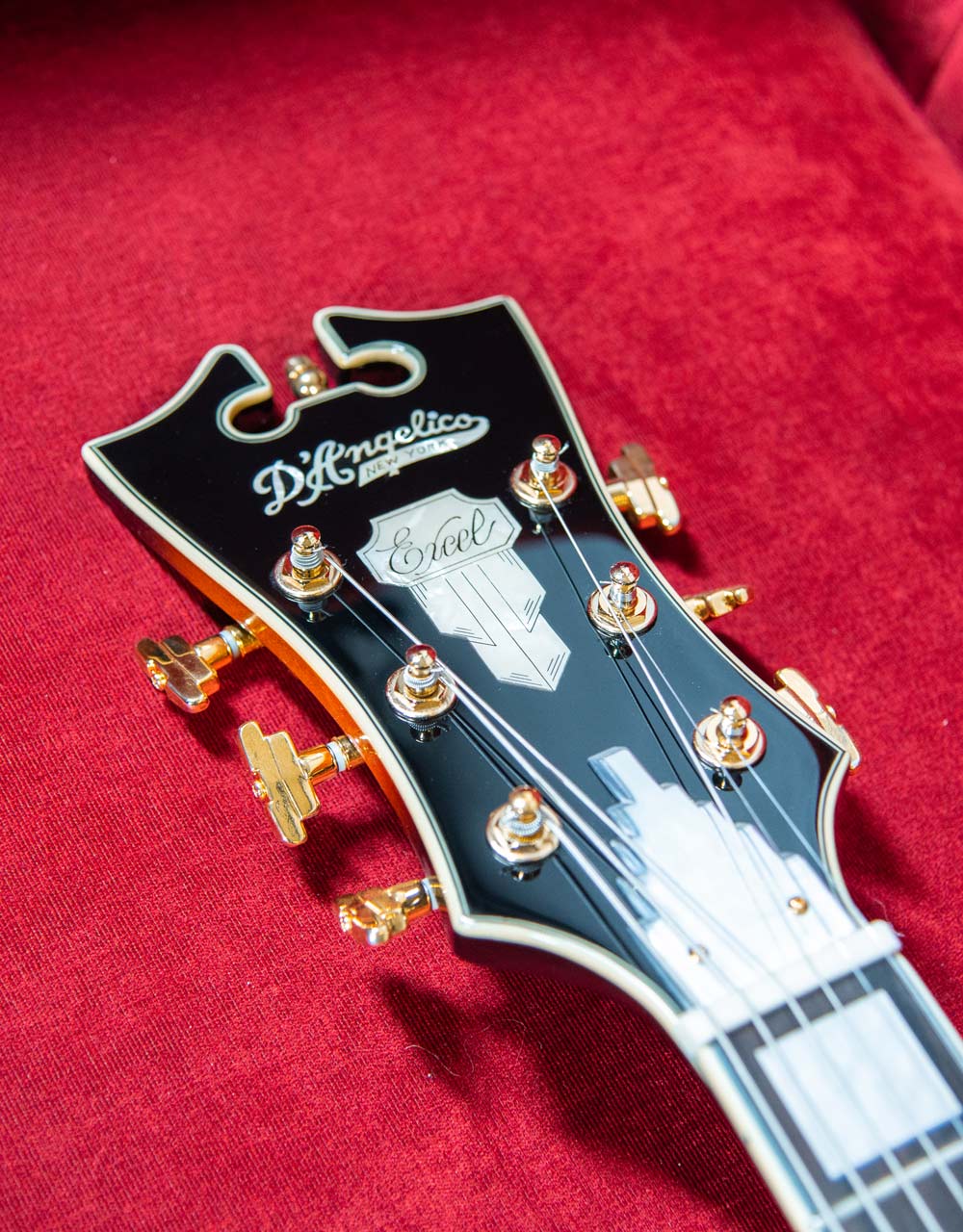 Полуакустическая гитара D