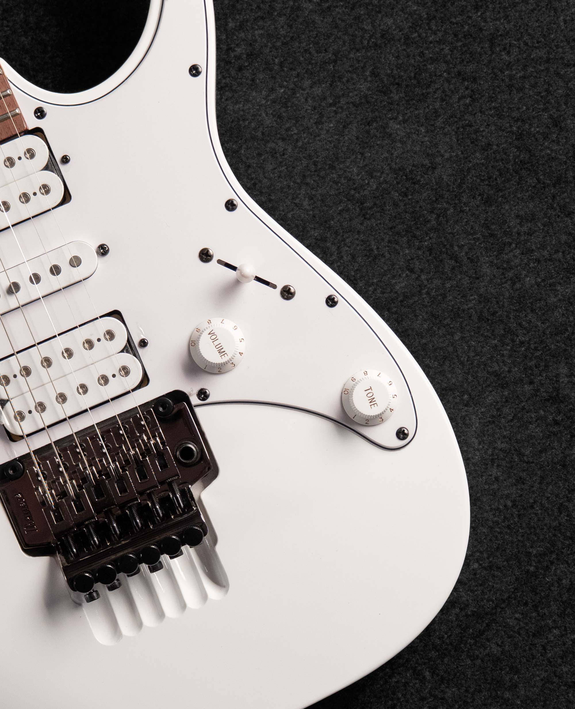 Электрогитара Ibanez Jemjr - Wh - купить в "Гитарном Клубе"