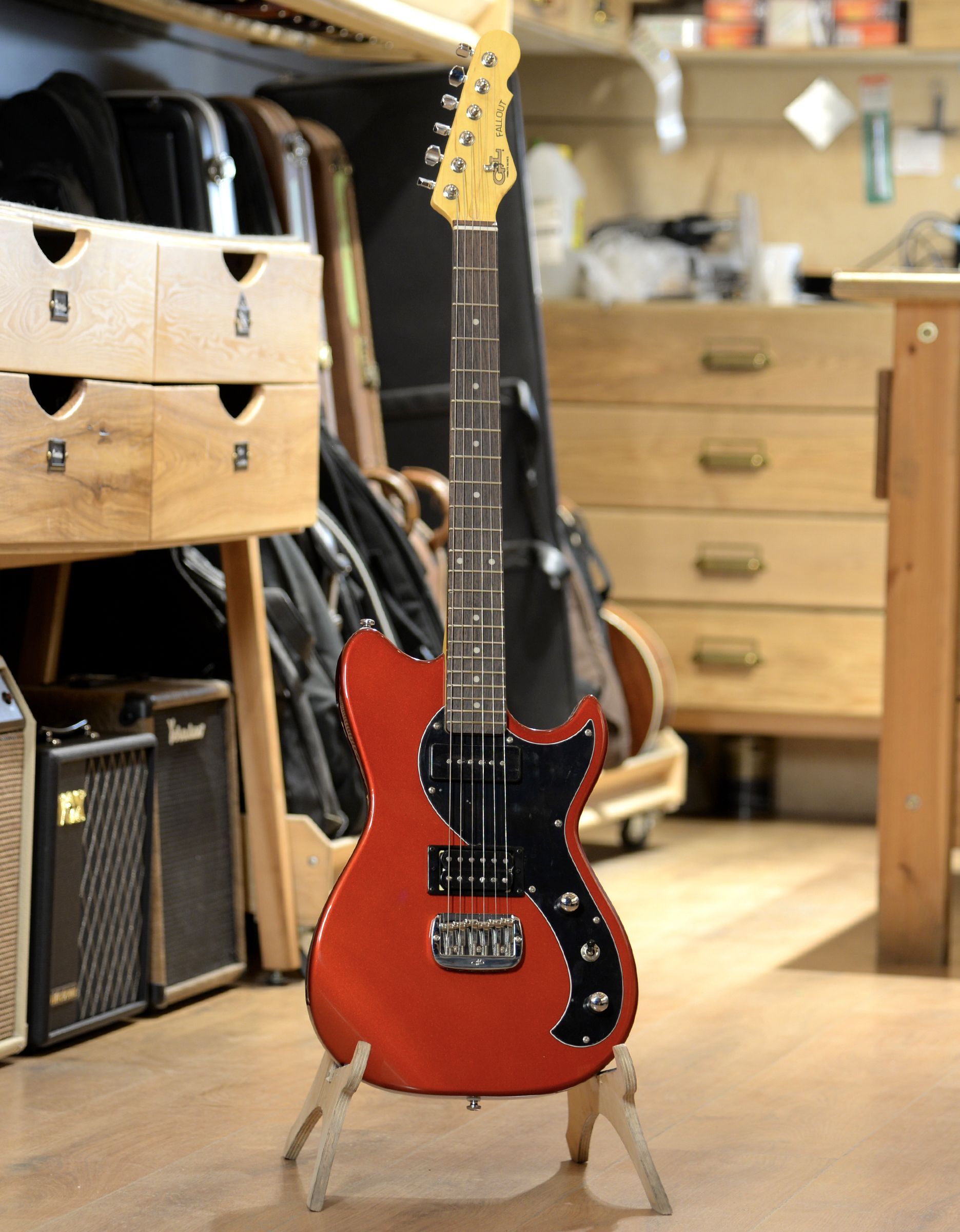 Электрогитара G&L Tribute Fallout Candy Apple Red RW Poplar - купить в "Гитарном Клубе"
