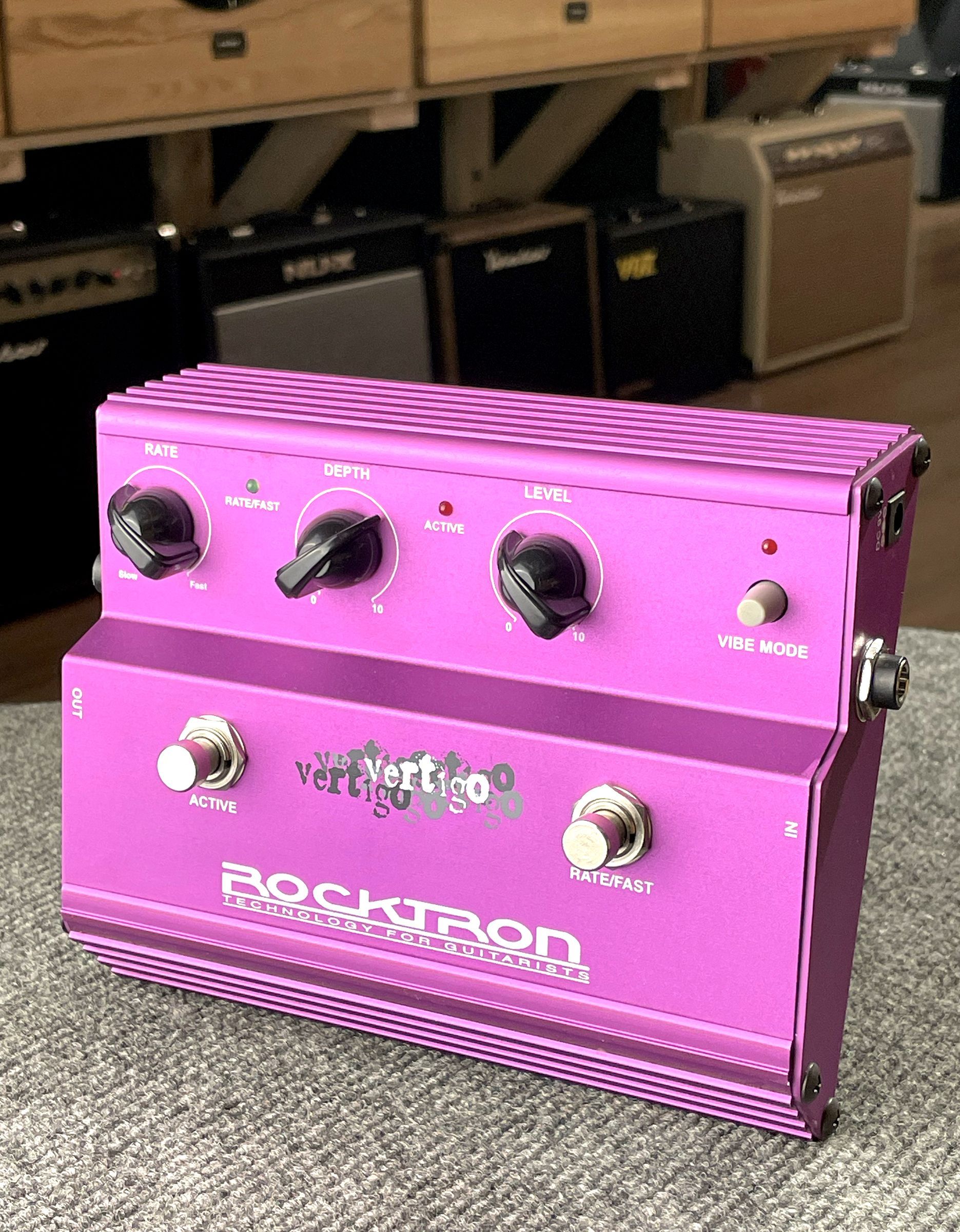 Гитарная педаль Rocktron Vertigo Rotating Vibe - купить в "Гитарном Клубе"