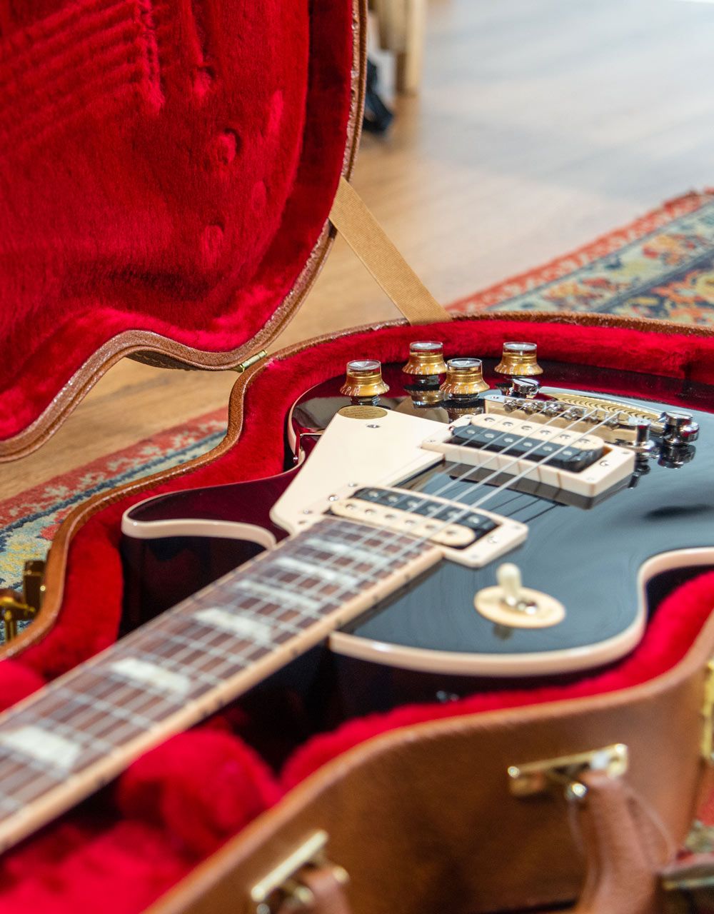 Электрогитара Gibson Les Paul Classic Ebony - купить в "Гитарном Клубе"