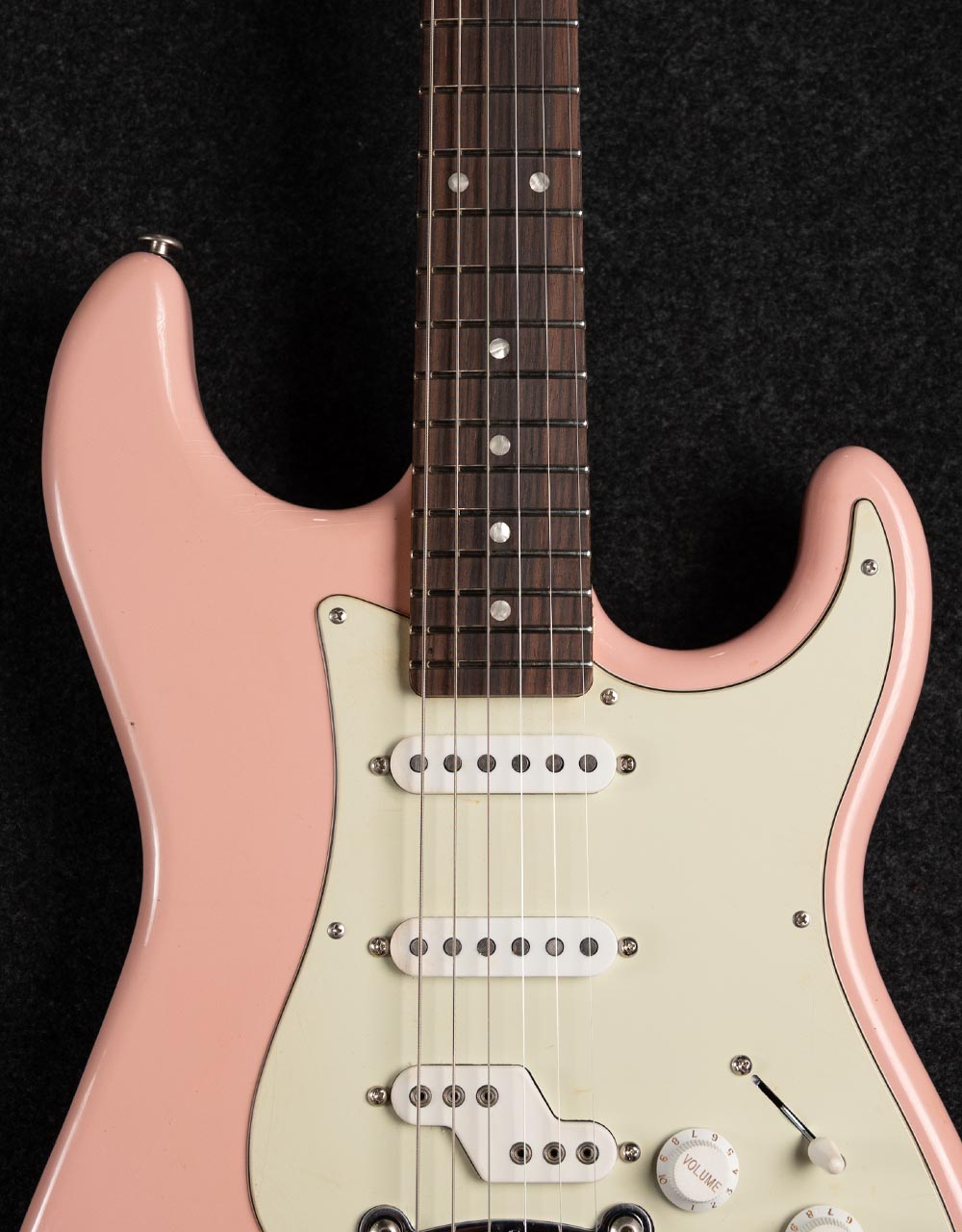 Электрогитара G&L Custom Shop Legacy SSZ RW Nitro Shell Pink - купить в "Гитарном Клубе"