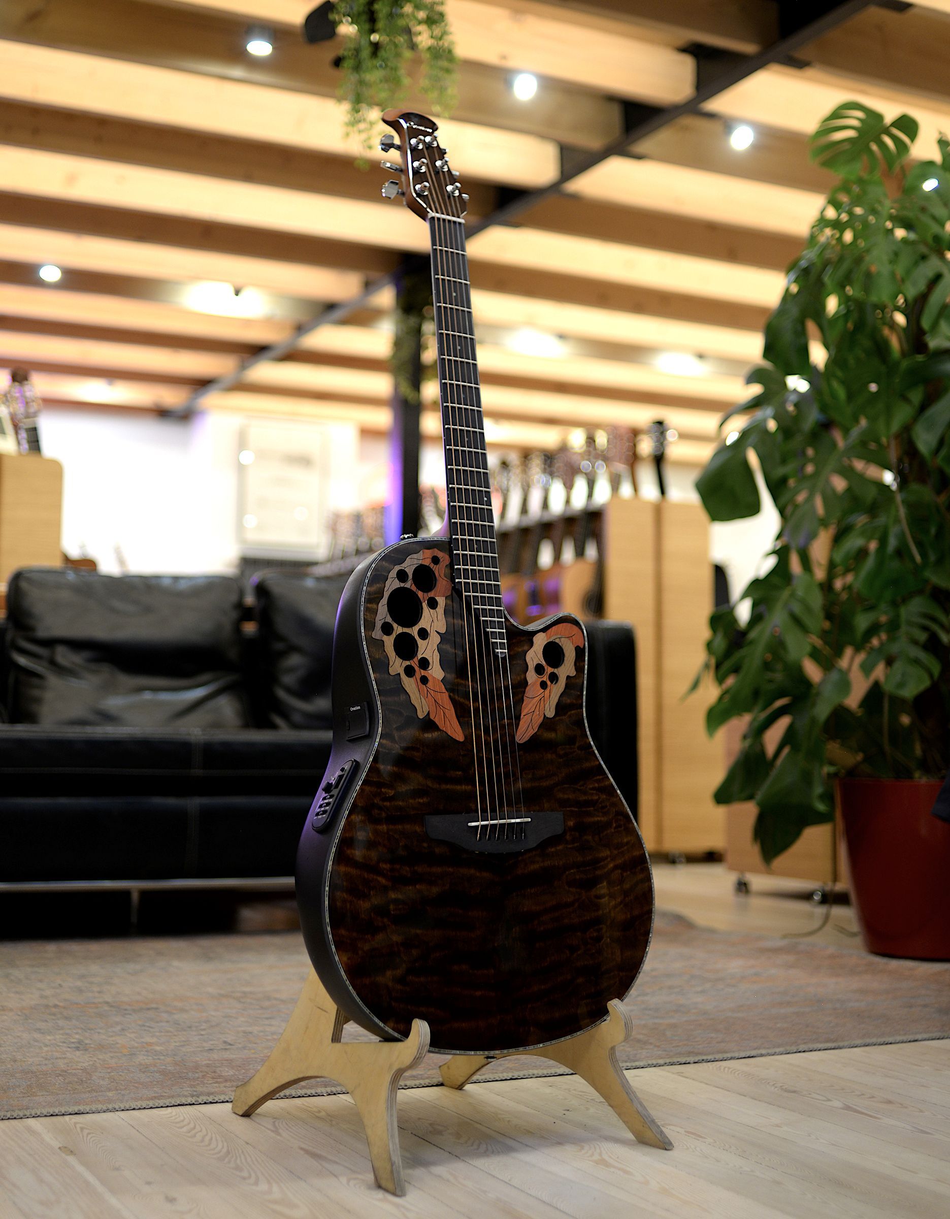 Электроакустическая гитара Ovation CE44P-TGE Celebrity Elite Plus Mid Cutaway Dark Tiger Eye - купить в "Гитарном Клубе"