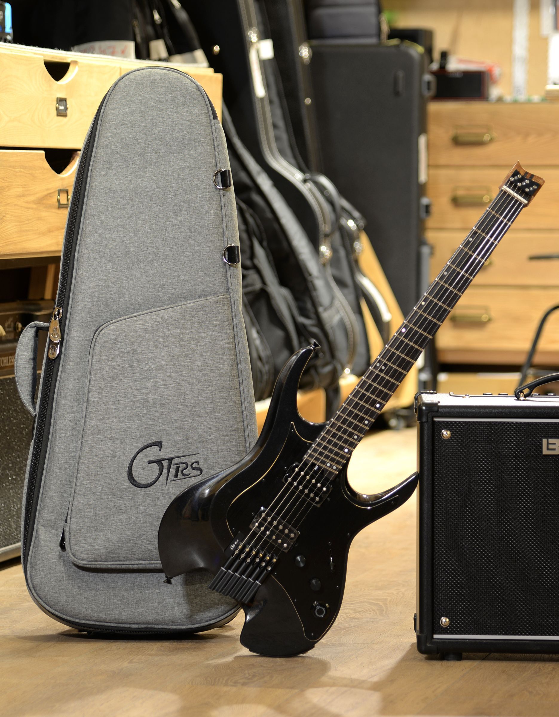 Электрогитара Mooer GTRS W800 Pearl Black - купить в "Гитарном Клубе"