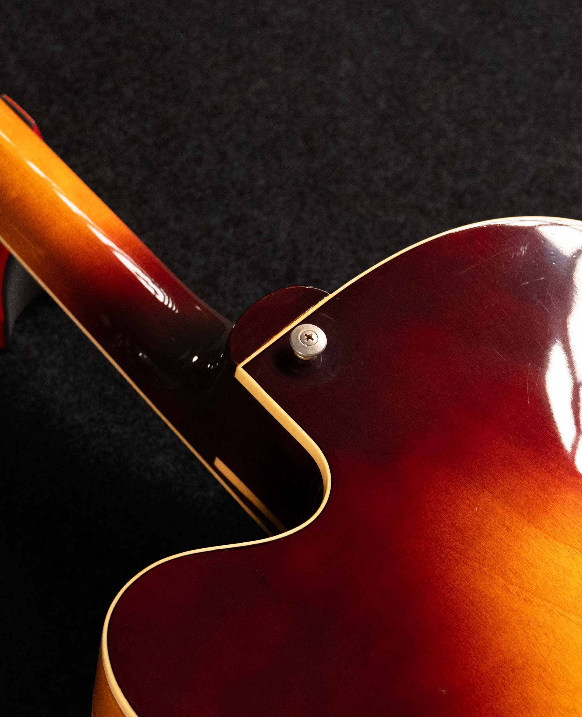 Полуакустическая гитара Yamaha AE1200