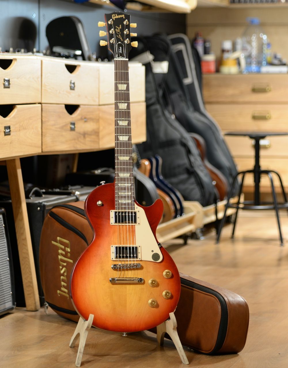Электрогитара Gibson Les Paul Tribute Satin Cherry Sunburst - купить в "Гитарном Клубе"