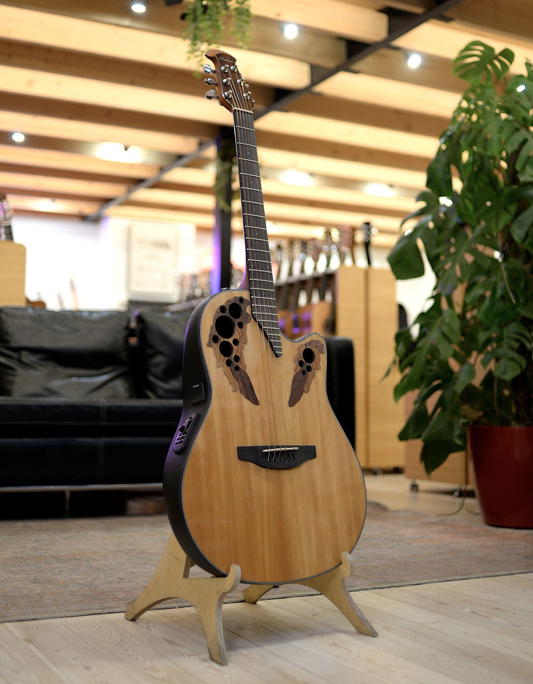 Электроакустическая гитара Ovation CE44-4 Celebrity Elite Mid Cutaway Natural - купить в "Гитарном Клубе"