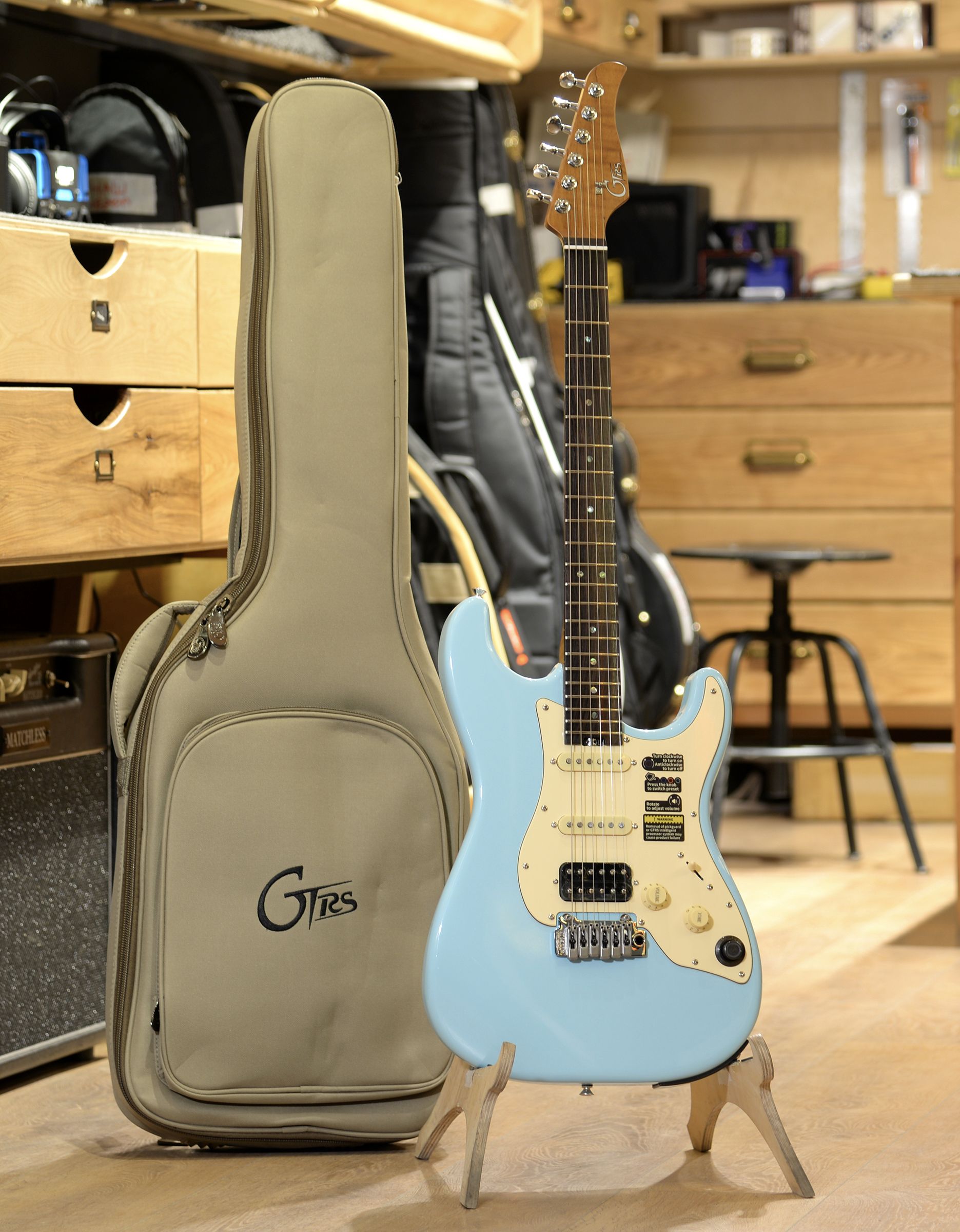 Электрогитара Mooer GTRS P800 Blue - купить в "Гитарном Клубе"