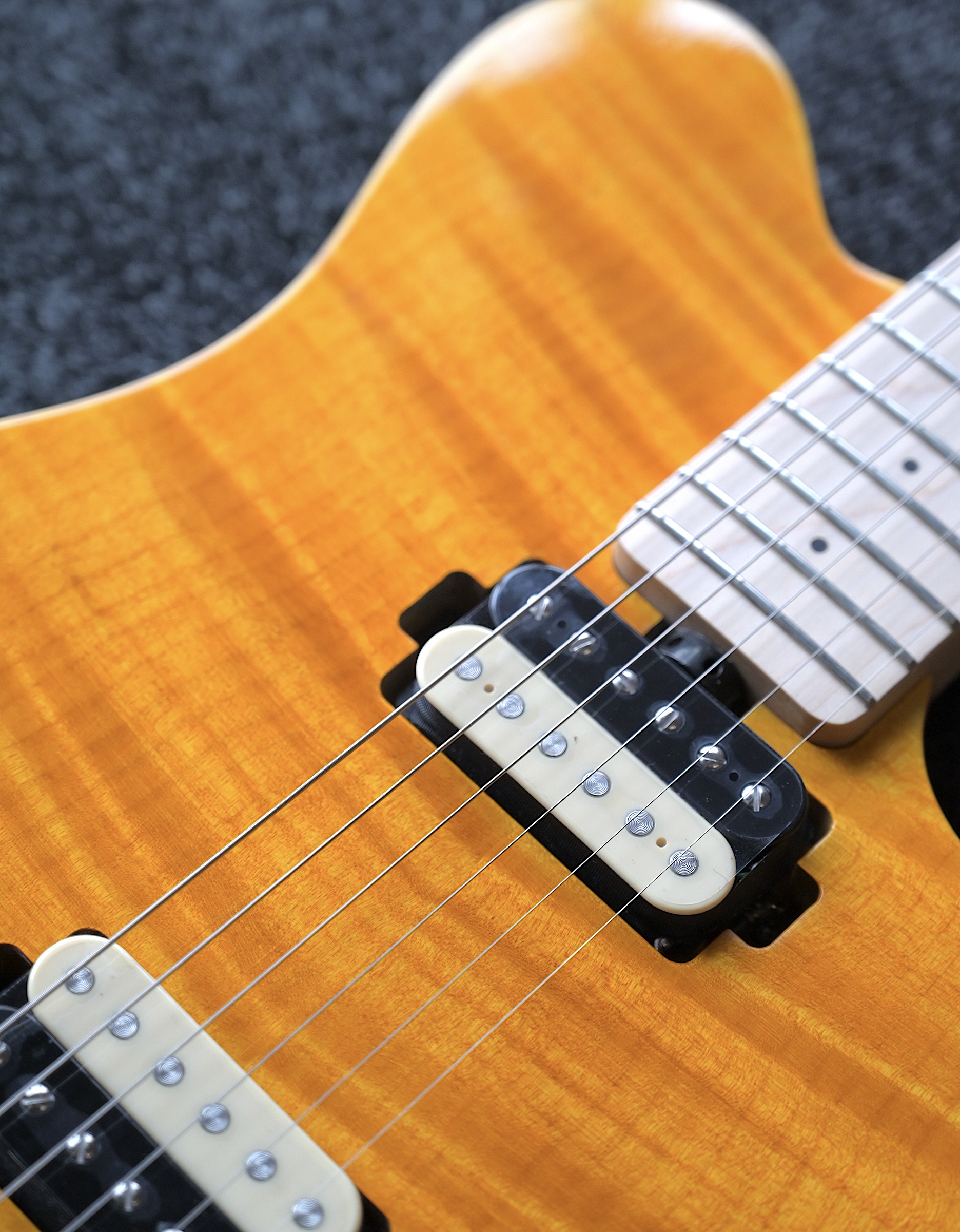 Электрогитара Sterling Axis Trans Gold - купить в "Гитарном Клубе"